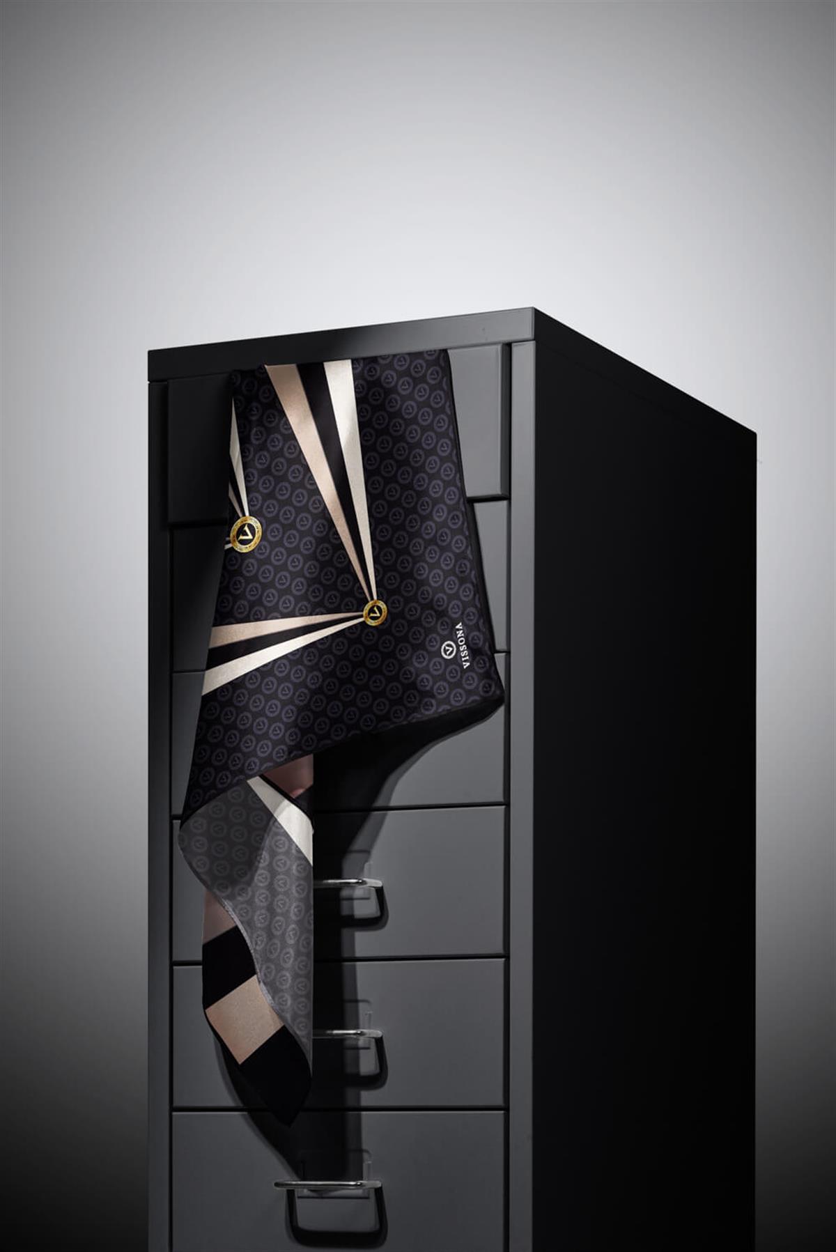 %100 Twill İpek Monogram Ve Geometrik Desenli Siyah - Krem Renkli 90x90 Eşarp Dikim Şekli : El Dikişi