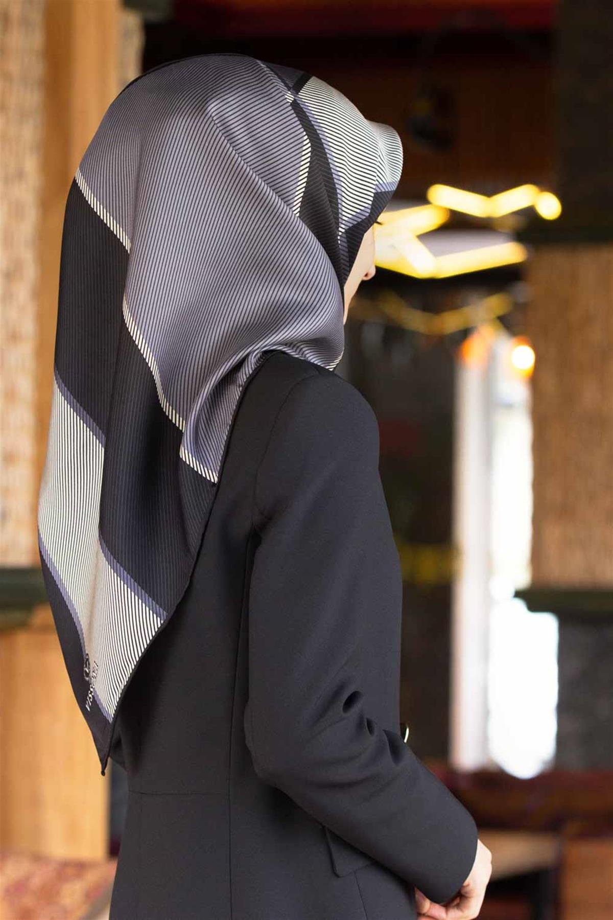 %100 Twill İpek Geometrik Desenli Gri Renkli 90x90 Eşarp Dikim Şekli : El Dikişi