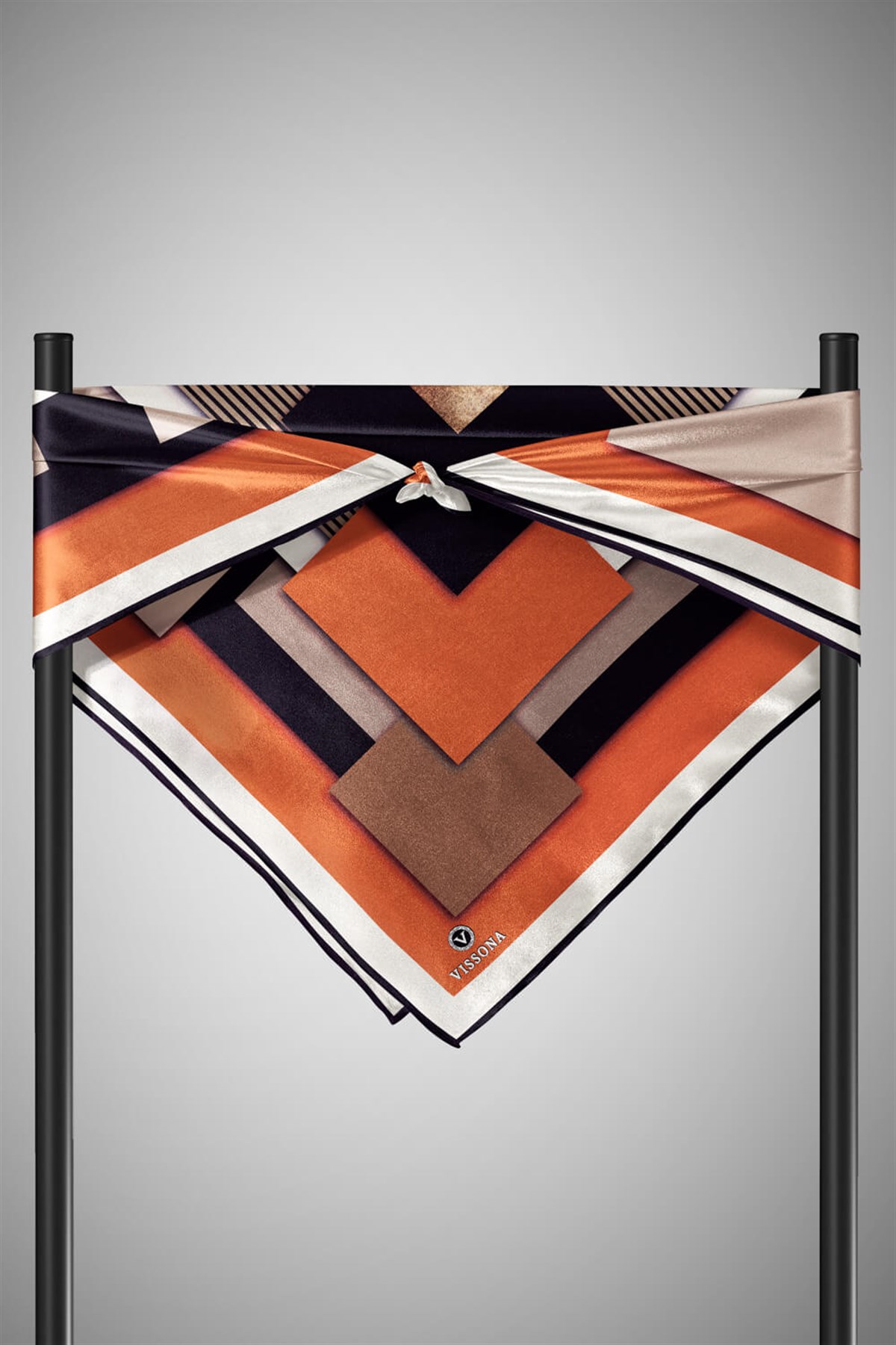 100% Twill İpek Geometrik Desenli Taba - Siyah Renkli 90x90 Dikim Şekli : El Dikişi Eşarp
