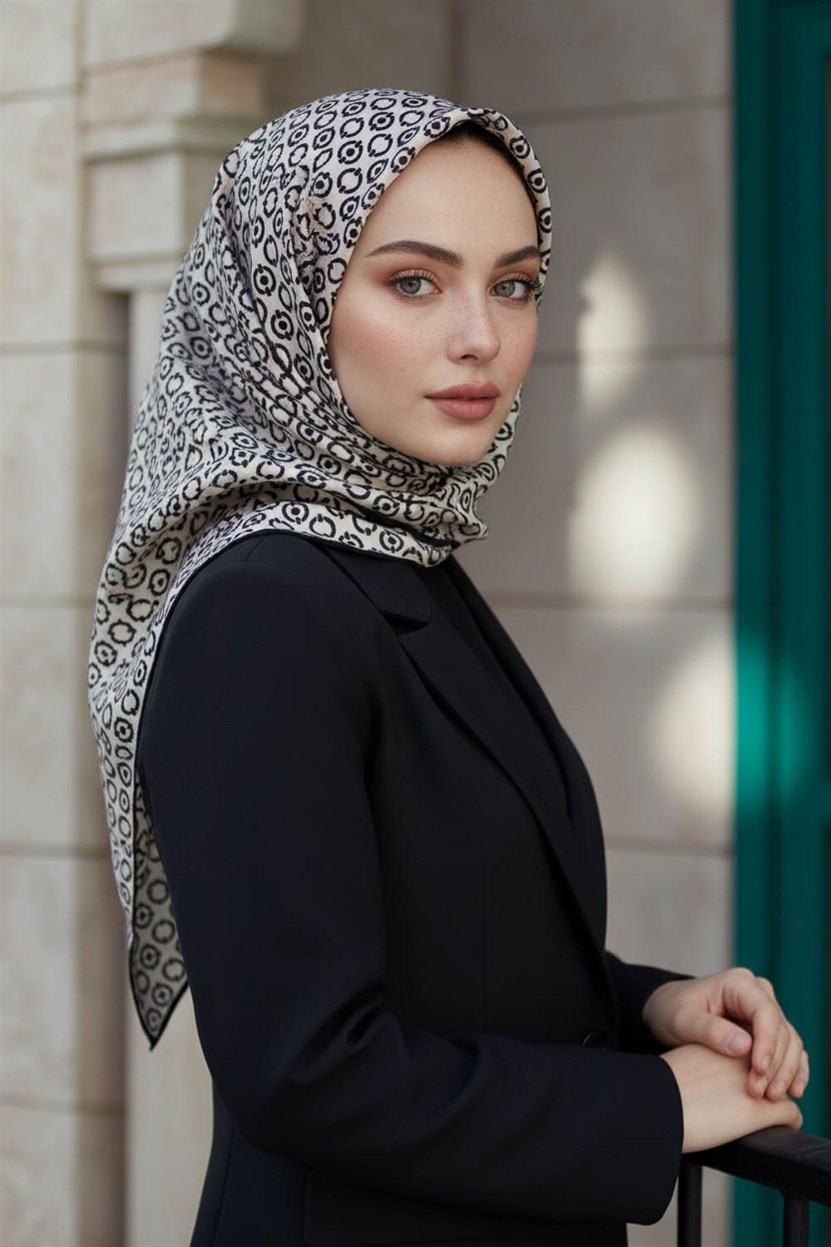 %100 Twill İpek Zincir Desenli Krem - Siyah Renkli 90x90 Eşarp Kenar Dikiş Şekli El Dikişli