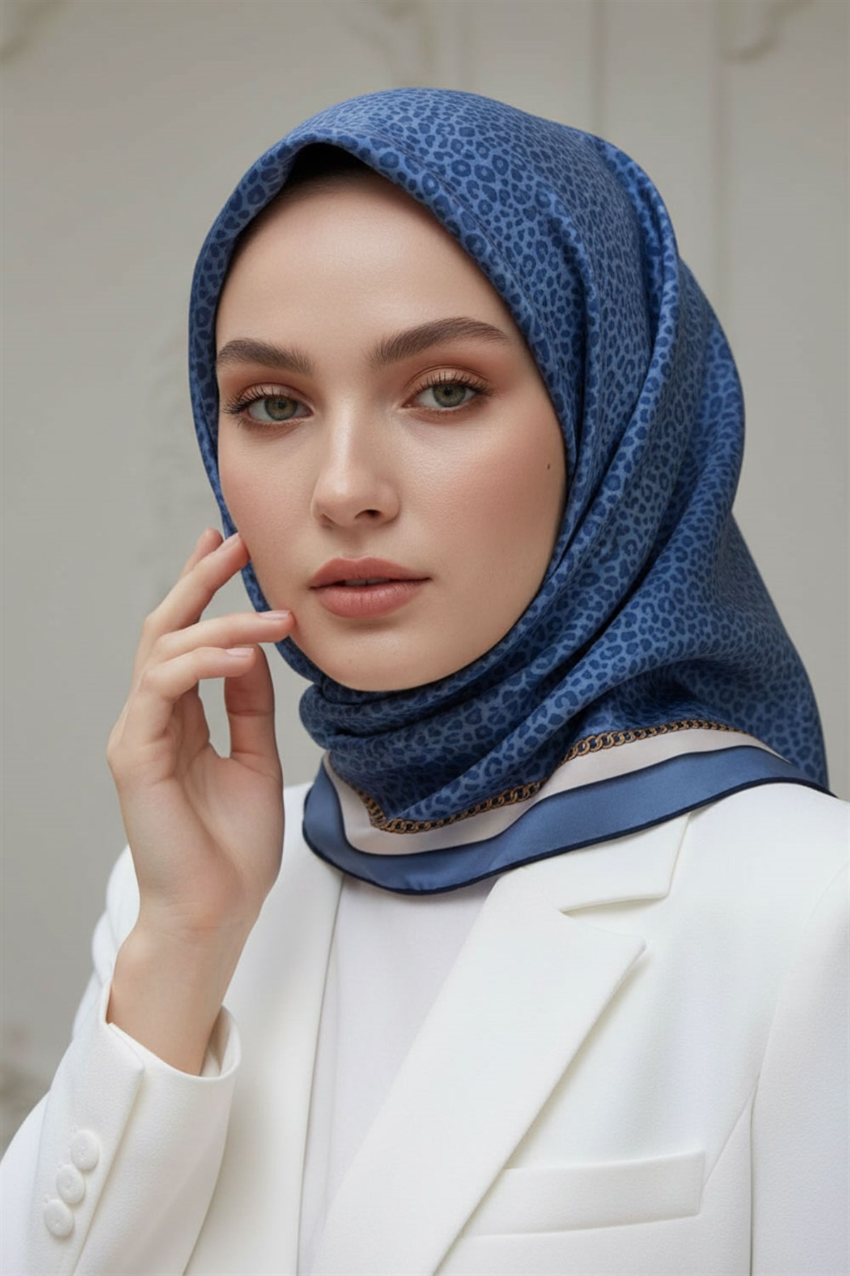%100 Twill İpek Leopar Desenli İndigo - Krem Renkli 90x90 Eşarp Dikim Şekli : El Dikişi