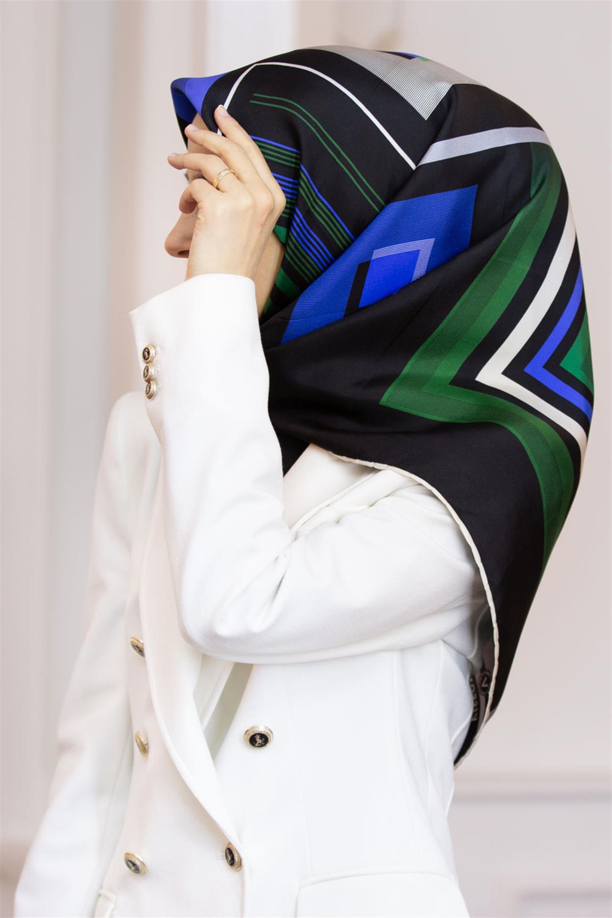 %100 Twill İpek Kare Desenli Zümrüt Yeşili - Saks Renkli 90x90 Eşarp Kenar Dikiş Şekli El Dikişli