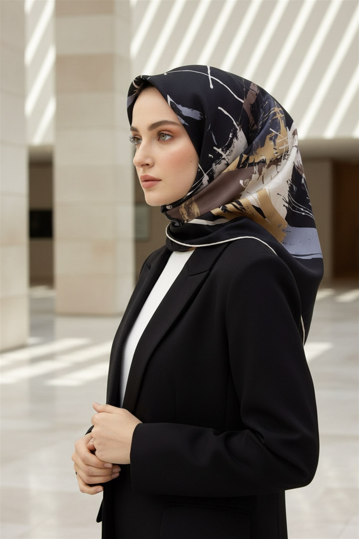 %57 İPEK %43 VİSKON Twill İpek Geometrik Desenli Bej - Gri Renkli 90x90 Eşarp Dikim Şekli : El Dikişi