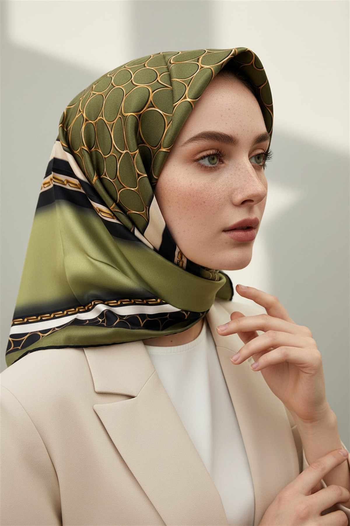 %100 Twill İpek Gold Halka Desenli Haki - Siyah Renkli 90x90 Eşarp Dikim Şekli : El Dikişi