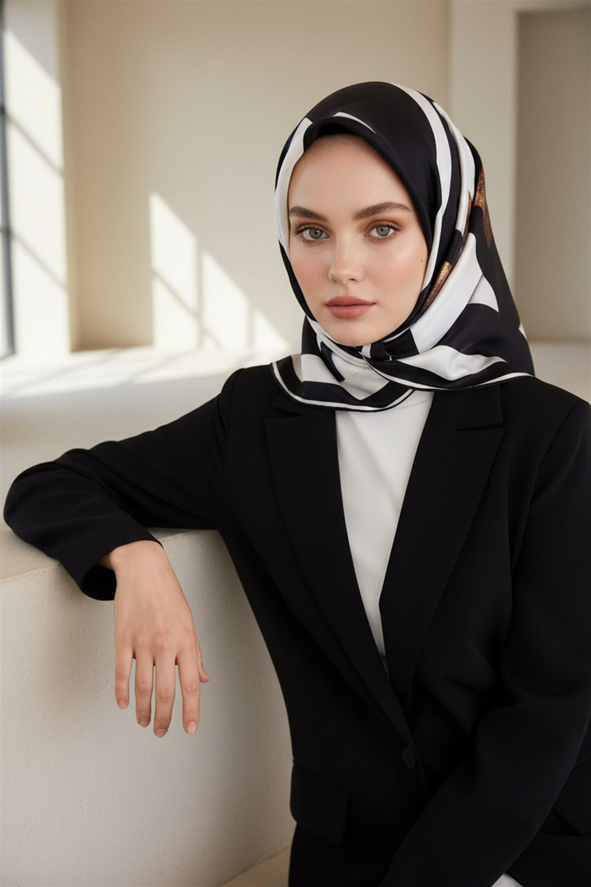 %100 Twill İpek Karo Desenli Siyah - Krem Renkli 90x90 Eşarp Dikim Şekli : El Dikişi