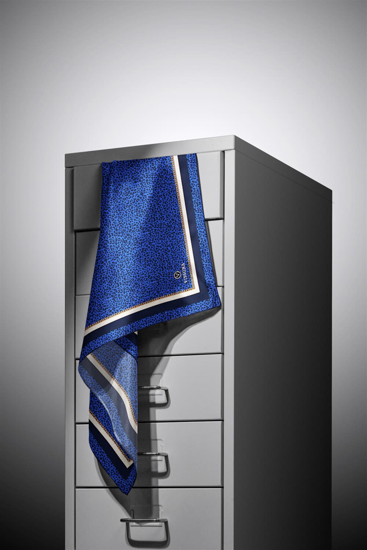 %100 Twill İpek Leopar Desenli Saks Renkli 90x90 Eşarp Dikim Şekli : El Dikişi