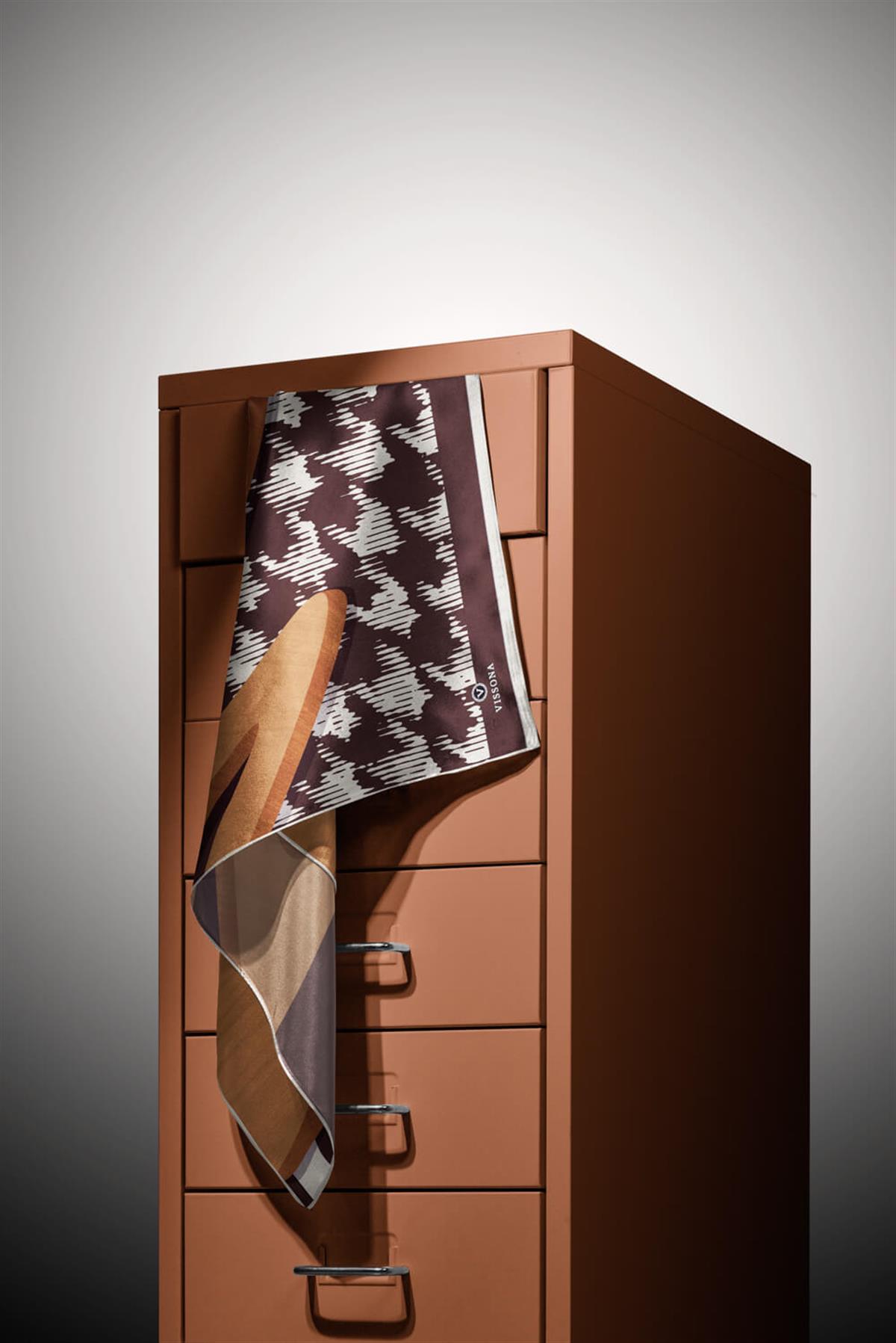 %100 Twill İpek Kazayağı Desenli Kahverengi - Bakır Renkli 90x90 Eşarp Kenar Dikiş Şekli El Dikişli