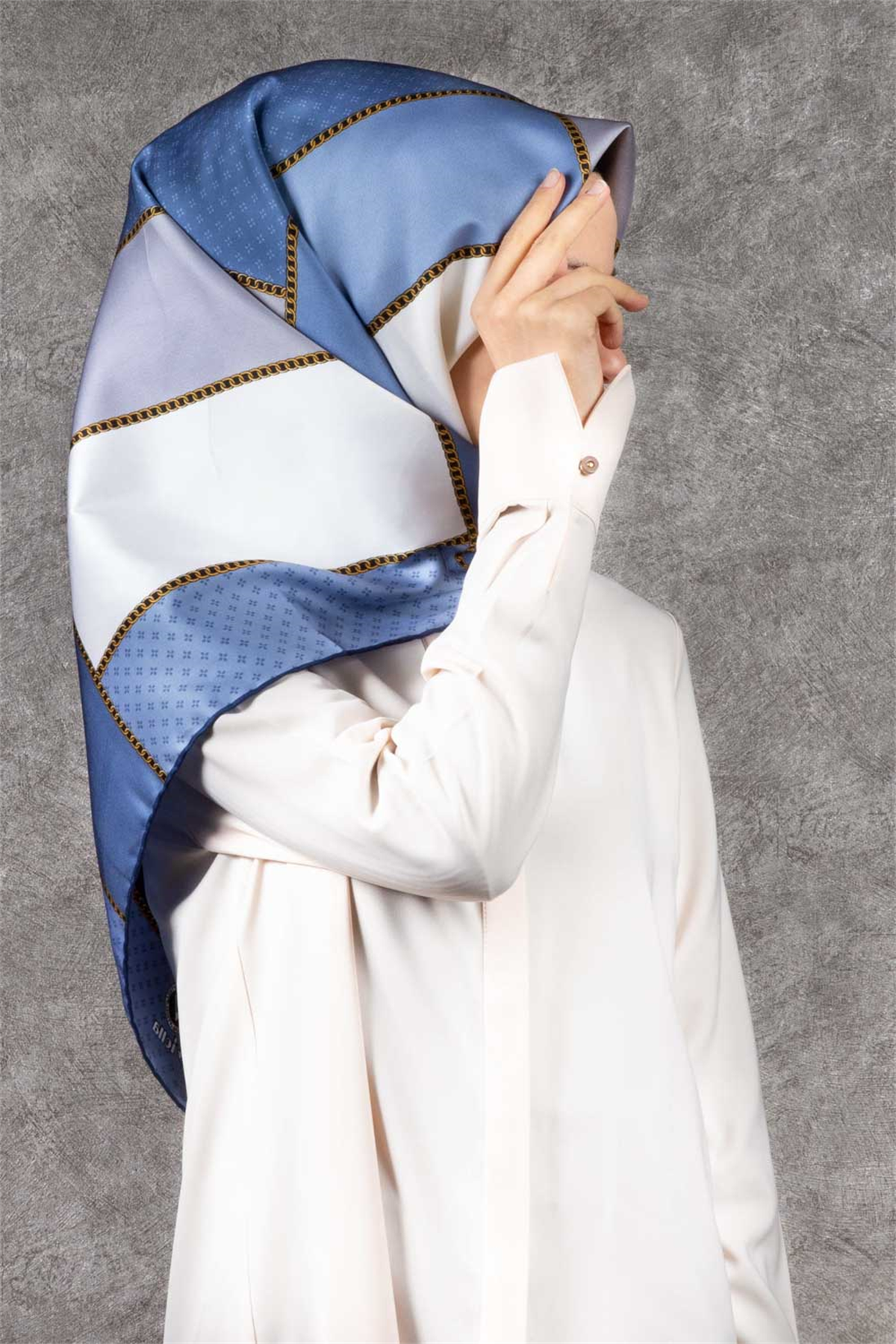 Twill Geometrik Desenli İndigo - Gri Renkli 90x90 Eşarp (İpek İçermez) Kenar Dikiş Şekli El Dikişli