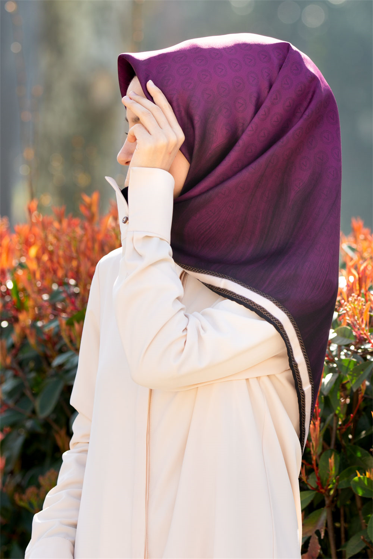 100% Twill İpek Monogram Desenli Mürdüm Renkli 90x90 Dikim Şekli : El Dikişi Eşarp