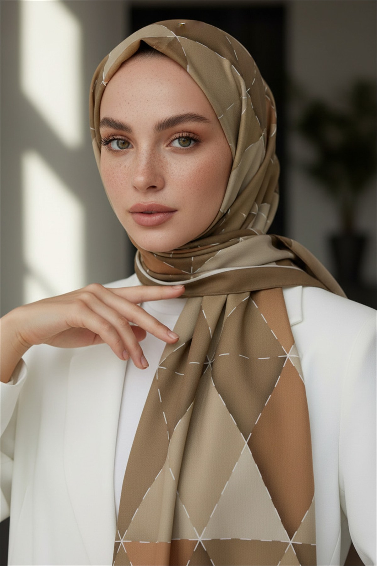 KREP ÜÇGEN YAMA DESENLİ VİZON RENKLİ 75X195 KIRIŞMAZ ŞAL