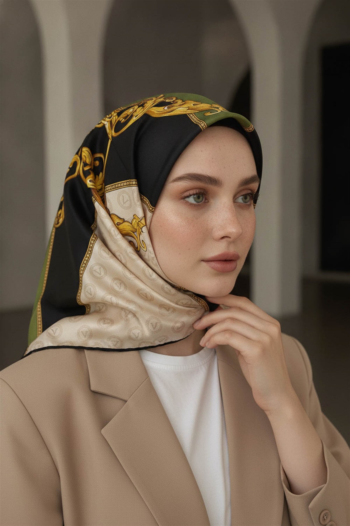 %100 Twill İpek Monogram Ve Barok Desenli Siyah - Haki Renkli 90x90 Eşarp Dikim Şekli : El Dikişi