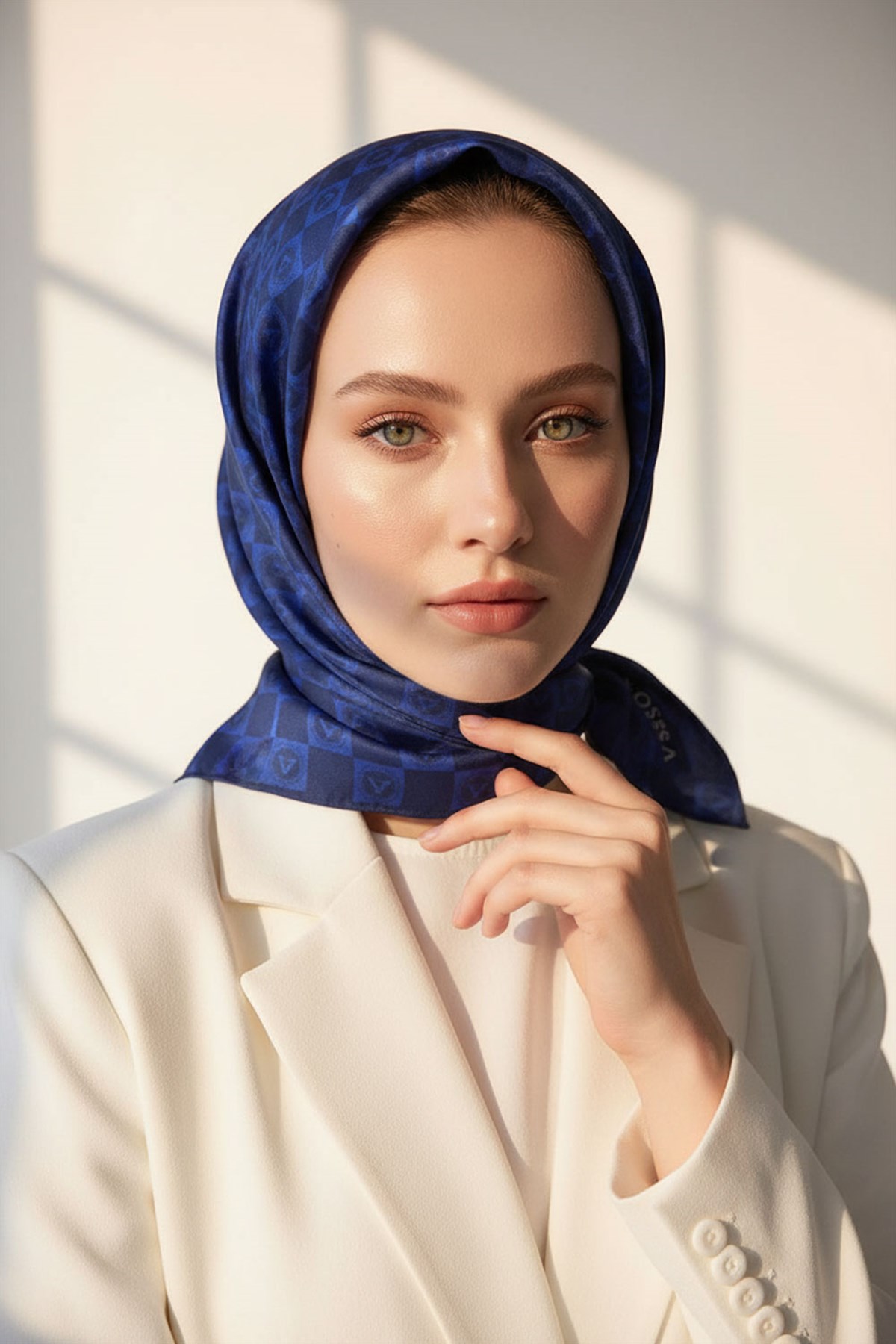 %100 Twill İpek Monogram Desenli Saks Renkli 90x90 Eşarp Dikim Şekli : El Dikişi