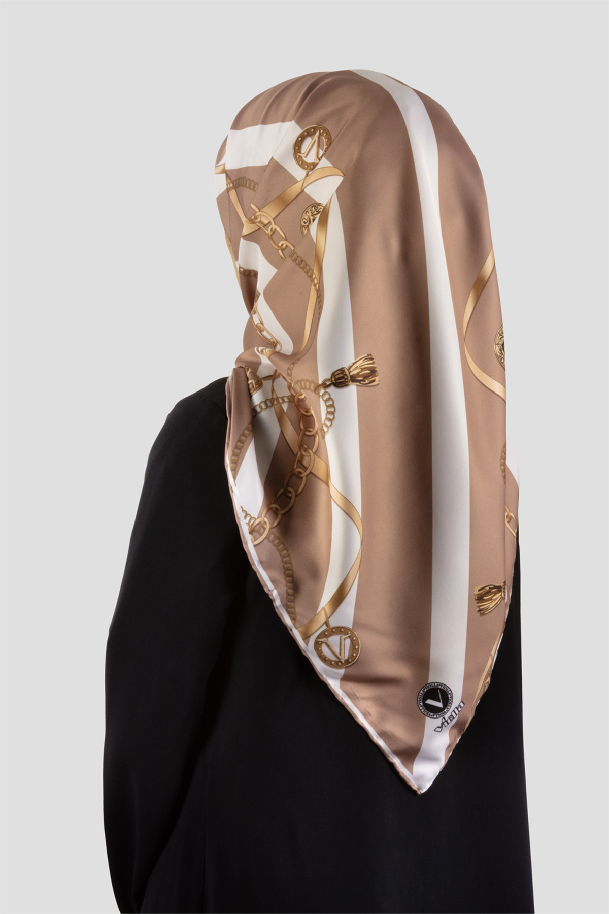 Twill Çizgili Kemer ve Zinci Desenli Vizon Renkli 90x90 Eşarp (İpek İçermez) Kenar Dikiş Şekli El Dikişli