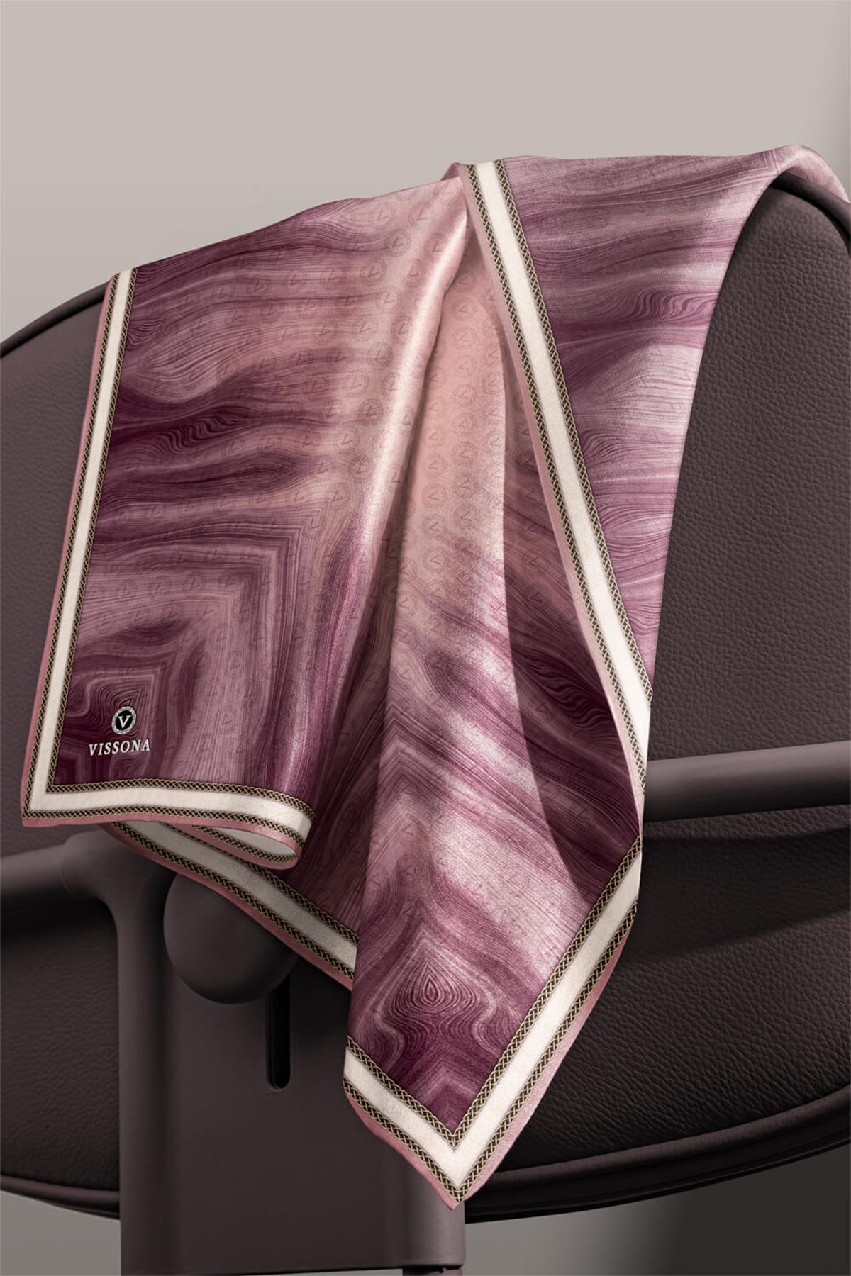 100% Twill İpek Monogram Desenli Pudra Renkli 90x90 Dikim Şekli : El Dikişi Eşarp