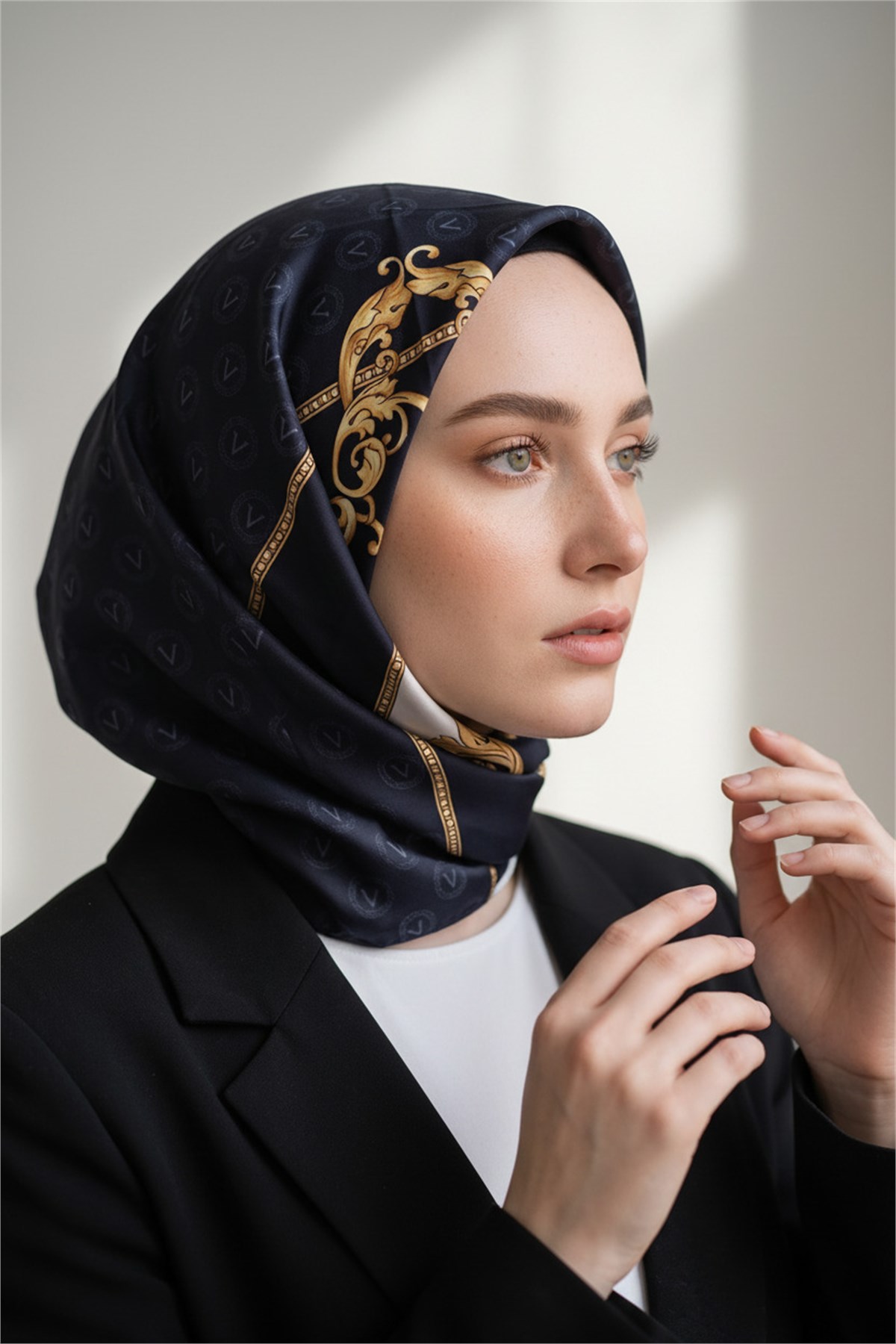 %100 Twill İpek Monogramlı Ve Barok Desenli Siyah - Gold Renkli 90x90 Eşarp Dikim Şekli : El Dikişi