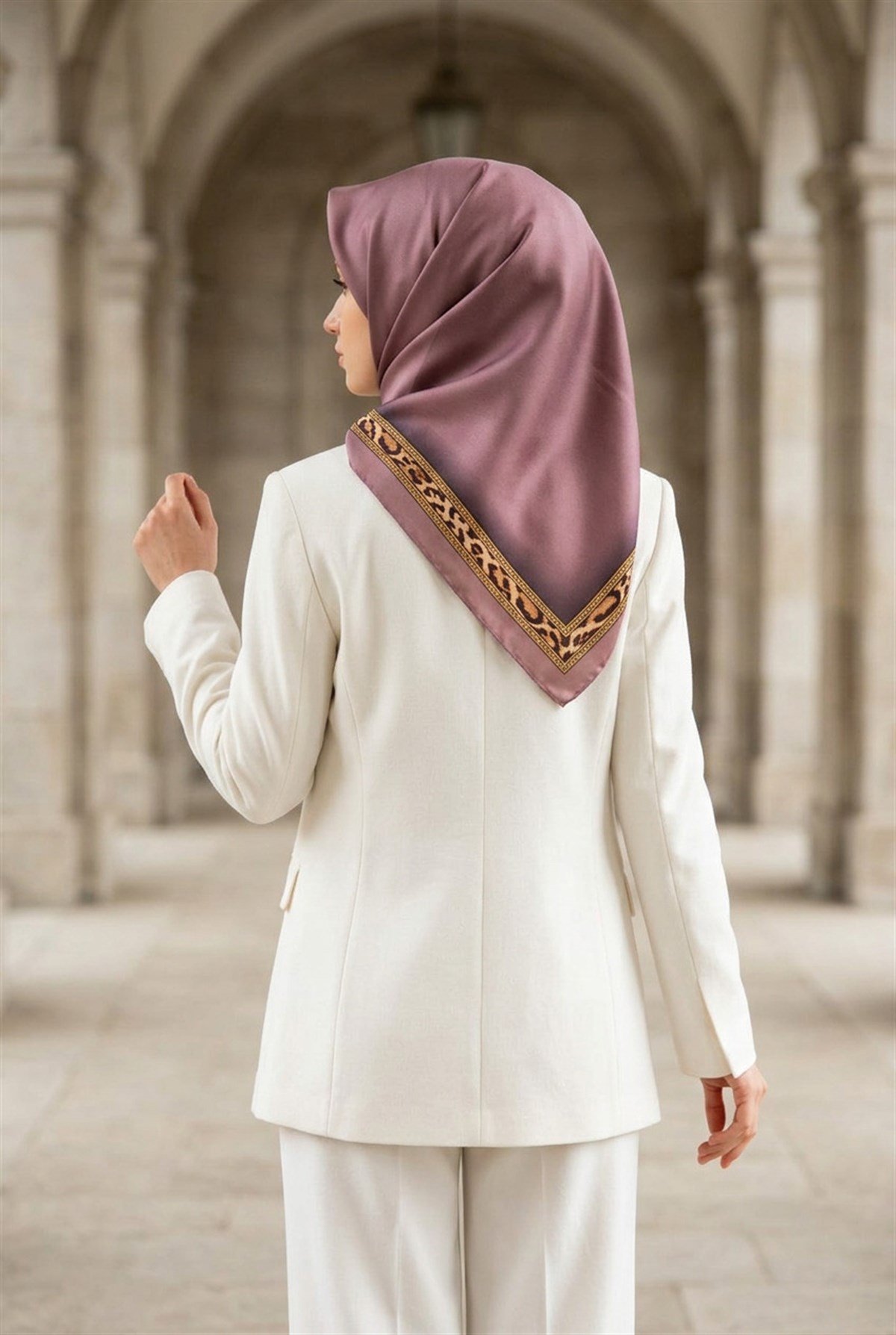 %100 Twill İpek Bordürü Leoparlı Düz Desenli Gül Kurusu - Gold Renkli 90x90 Eşarp Dikim Şekli : El Dikişi