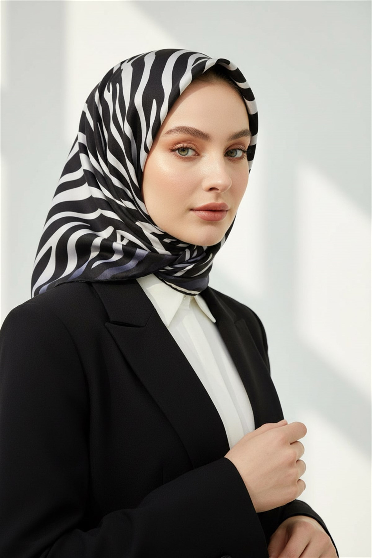 %100 Twill İpek Zebra Desenli Gümüş - Siyah Renkli 90x90 Eşarp Dikim Şekli : El Dikişi