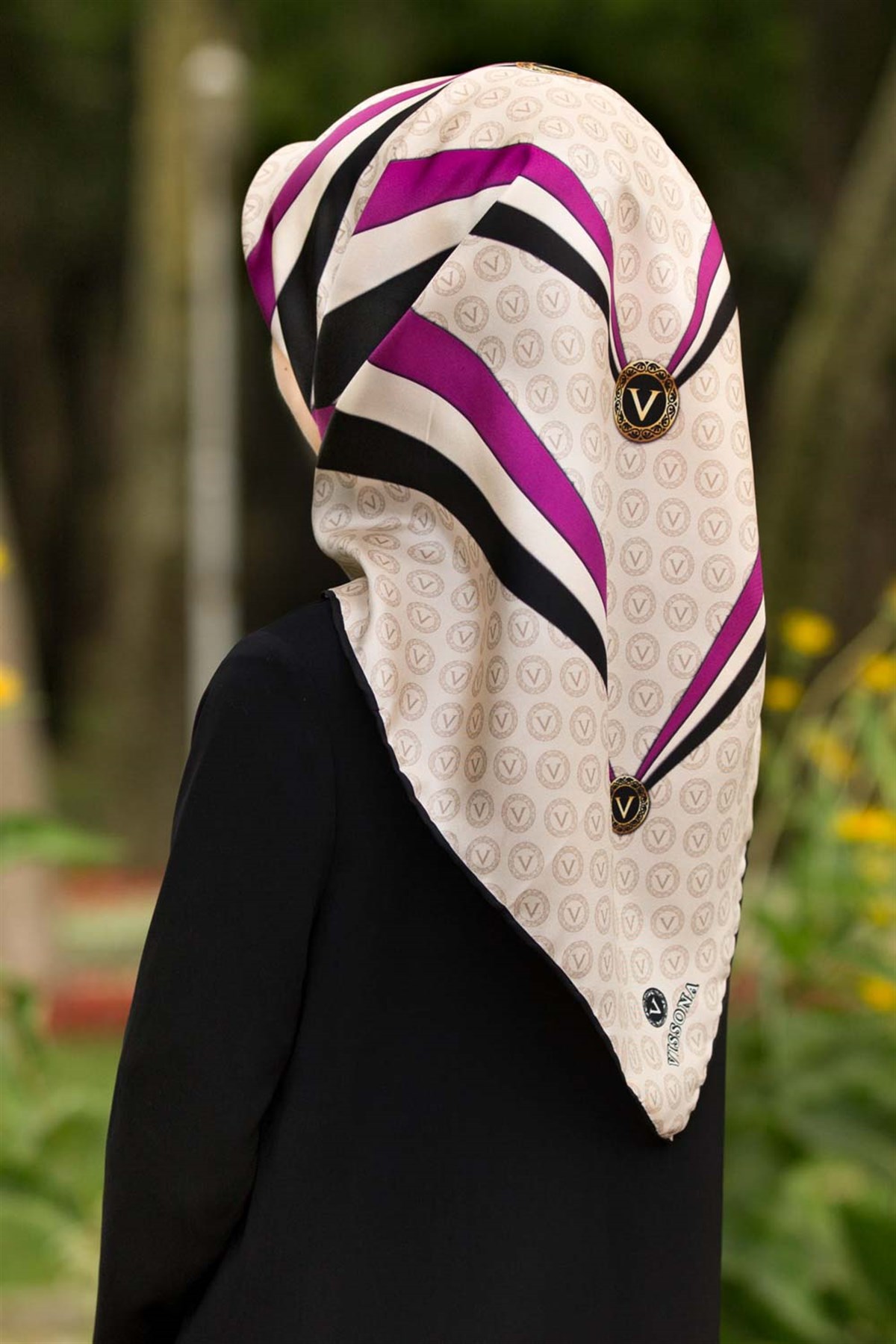 %100 Twill İpek Monogram Ve Geometrik Desenli Krem - Mürdüm Renkli 90x90 Eşarp Dikim Şekli : El Dikişi