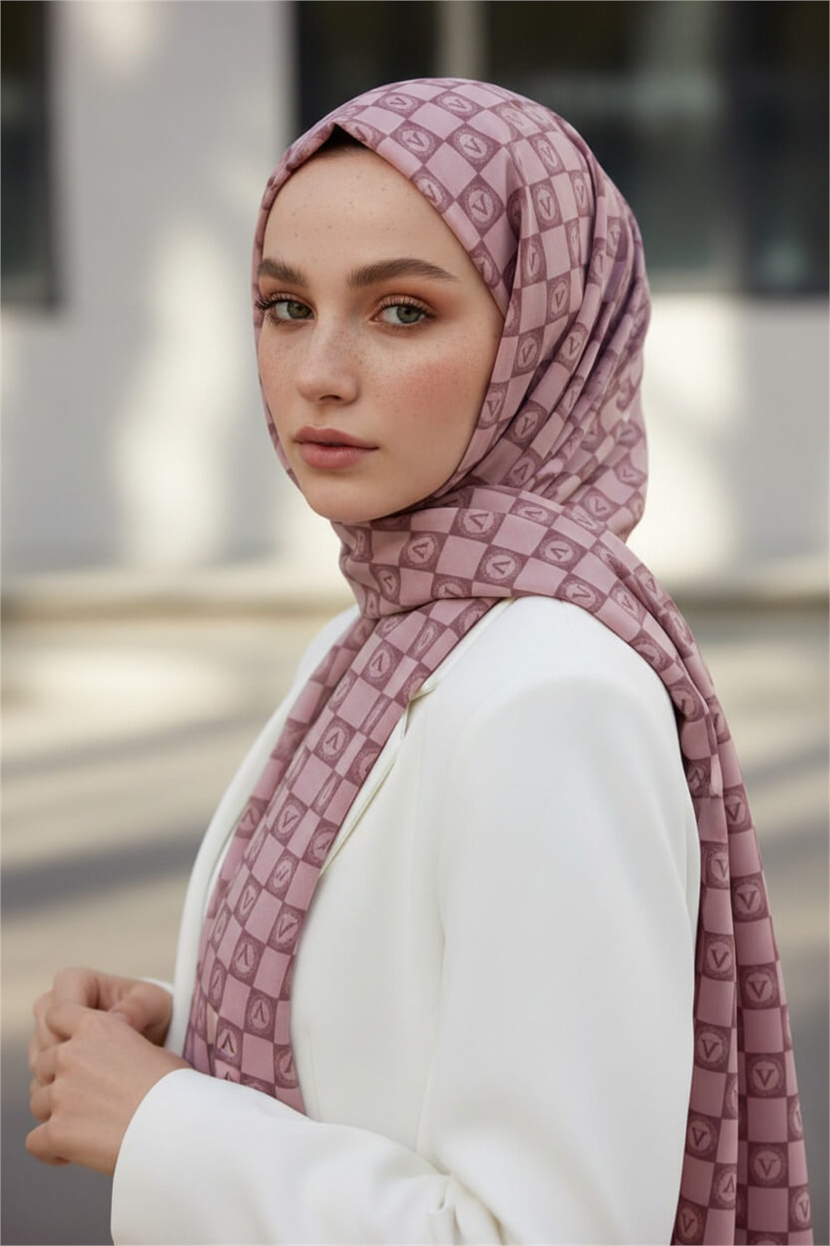 KREP MONOGRAM DESENLİ PUDRA RENKLİ 75X195 KIRIŞMAZ ŞAL