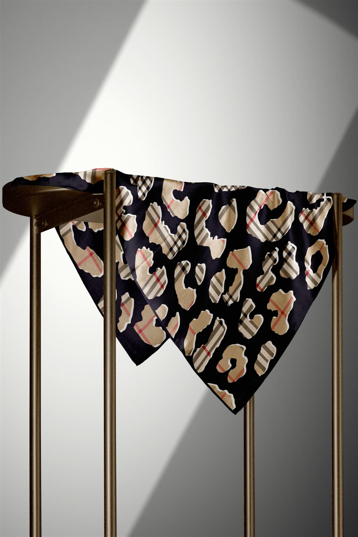 %100 Twill İpek Leopar Desenli Siyah - Bej Renkli 90x90 Eşarp Dikim Şekli : El Dikişi