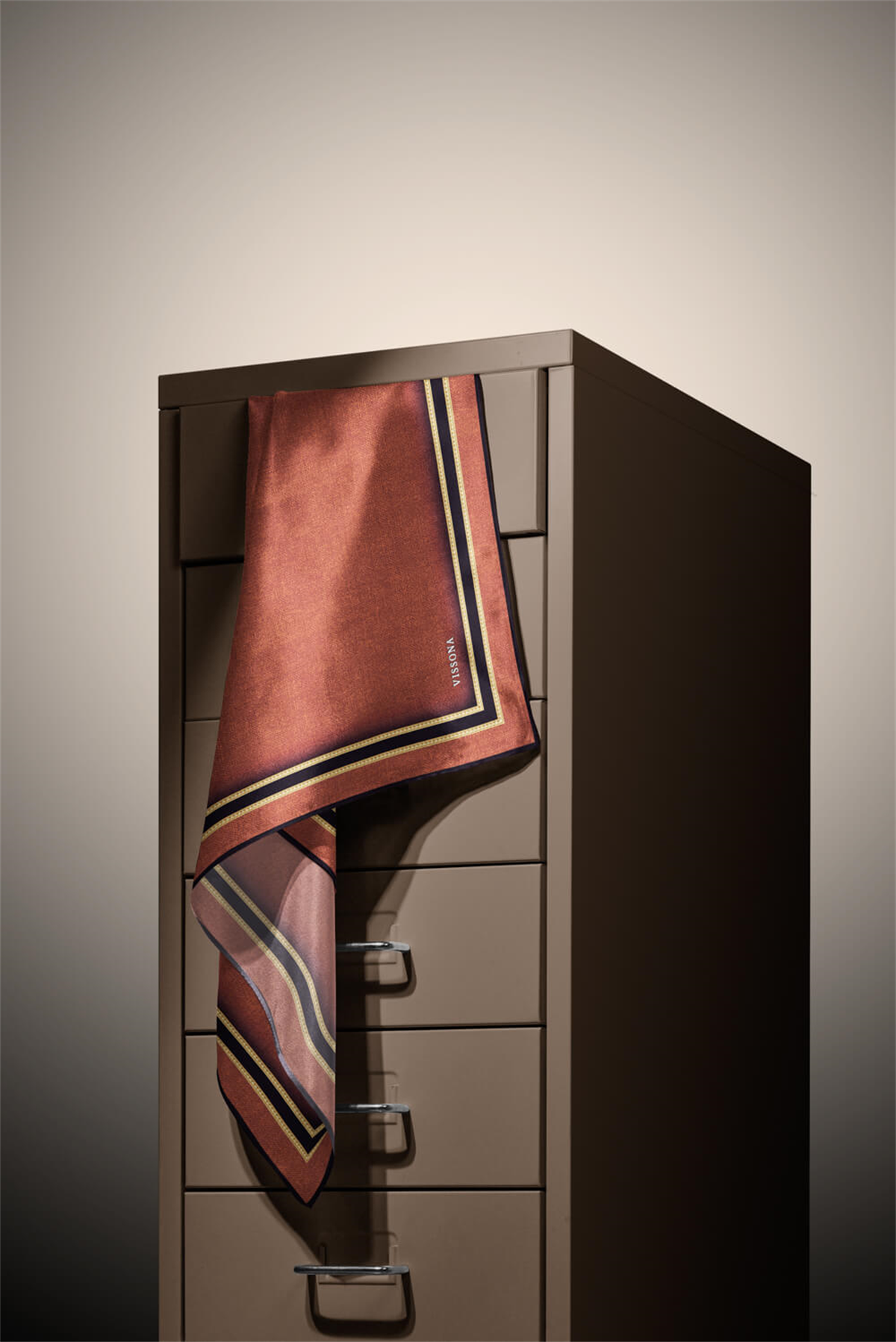 %100 Twill İpek Dokulu Şerit Desenli Siyah - Taba Renkli 90x90 Eşarp Dikim Şekli : El Dikişi