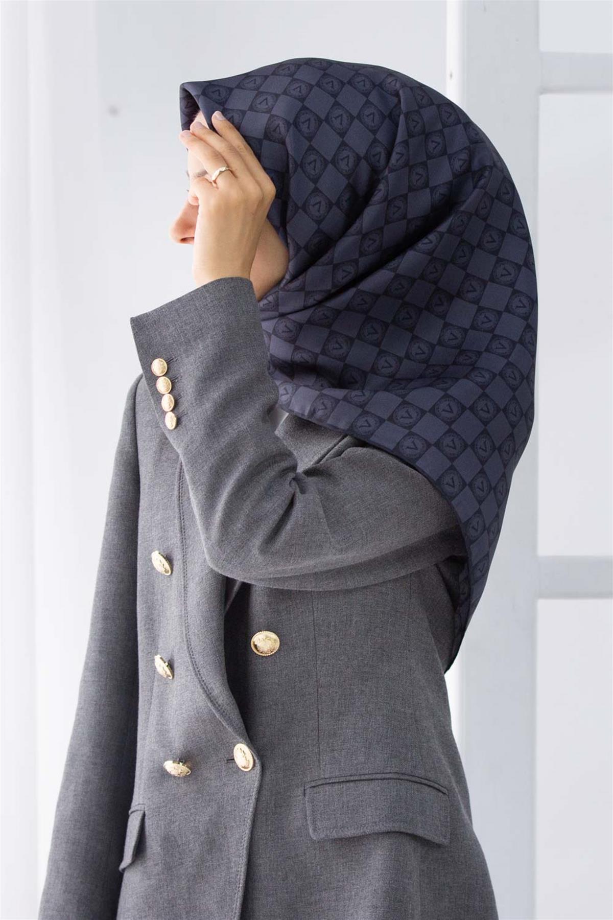 %100 Twill İpek Monogram Desenli Füme Renkli 90x90 Eşarp Dikim Şekli : El Dikişi