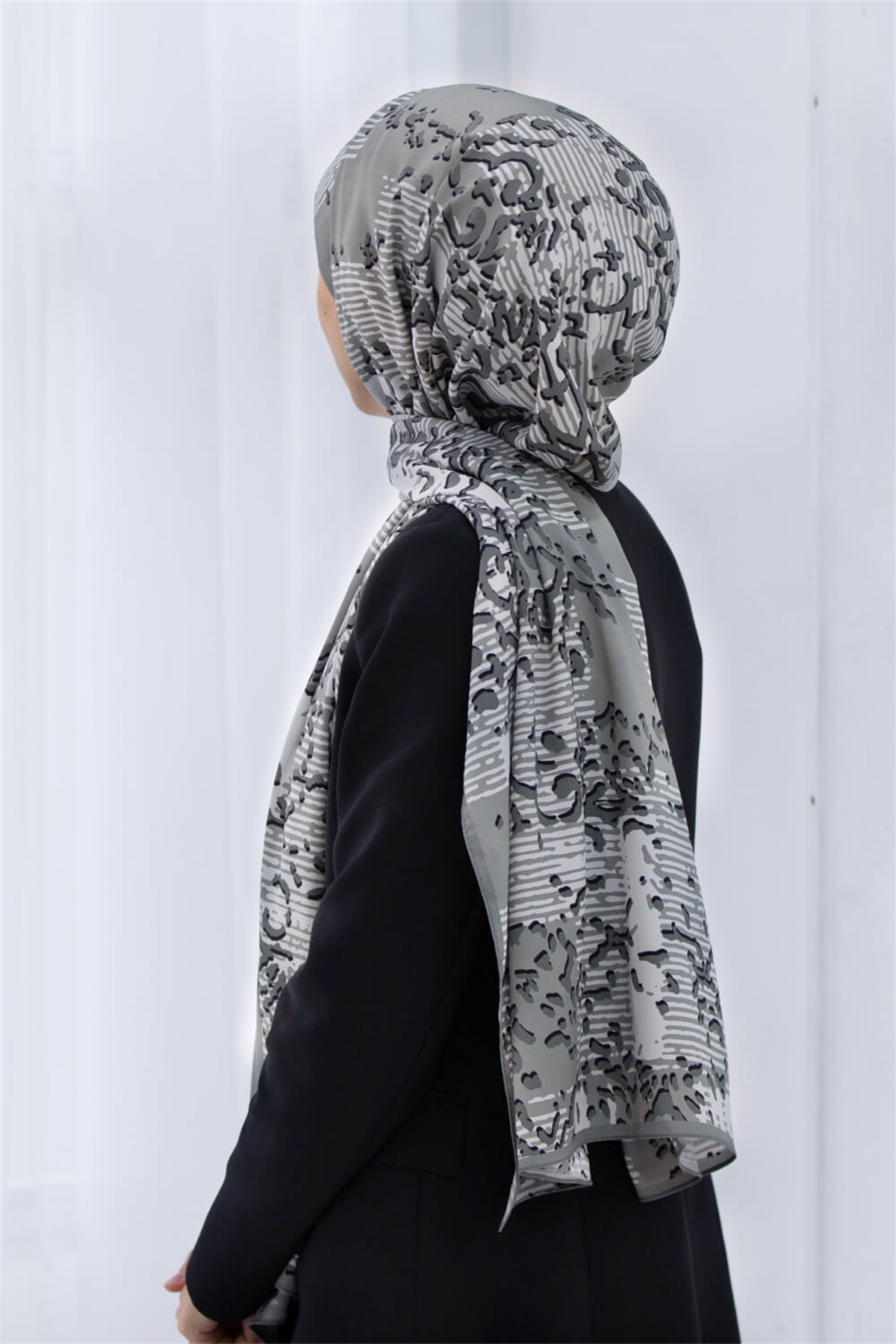 LÜKS MEDİNE İPEĞİ ESKİTME DESENLİ GÜMÜŞ RENKLİ 75X195 KIRIŞMAZ ŞAL MOSS KREP DİKİŞ TİPİ İTALYAN DİKİŞLİ