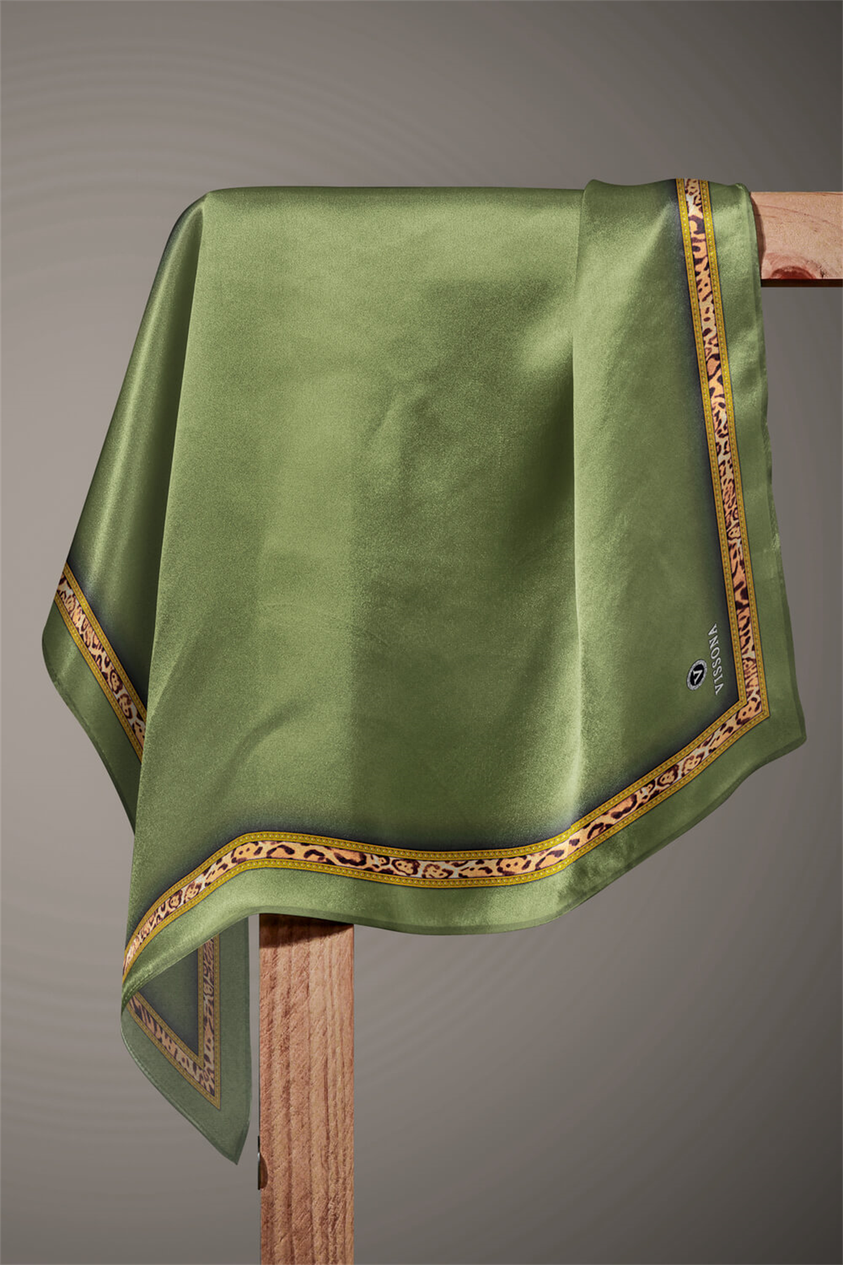 %100 Twill İpek Bordürü Leoparlı Düz Desenli Haki - Gold Renkli 90x90 Eşarp Dikim Şekli : El Dikişi