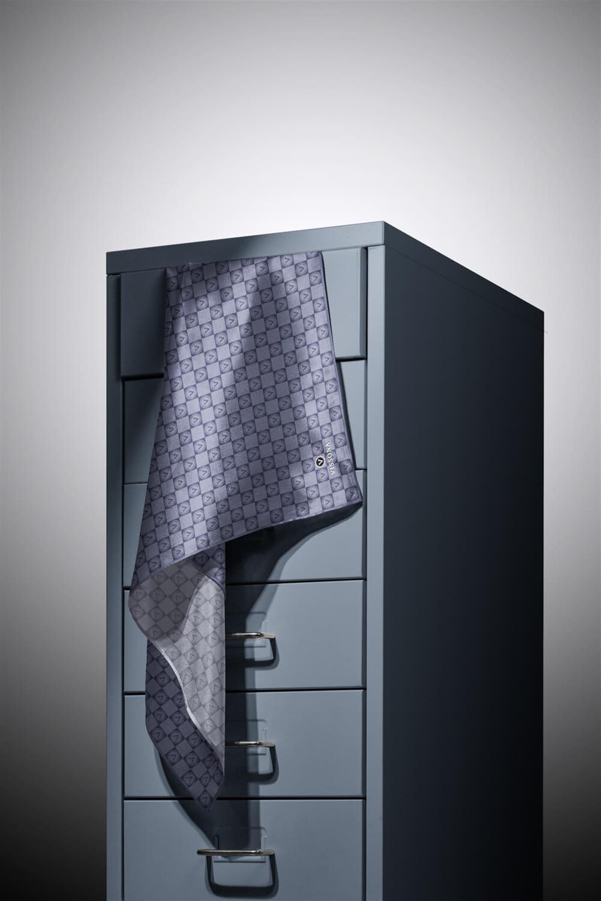 %100 Twill İpek Monogram Desenli Gri Renkli 90x90 Eşarp Dikim Şekli : El Dikişi