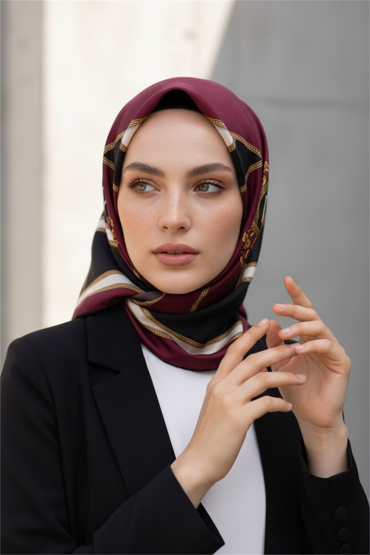 %100 Twill İpek Baroklu Ve Geometrik Desenli Bordo - Siyah Renkli 90x90 Eşarp Dikim Şekli : El Dikişi