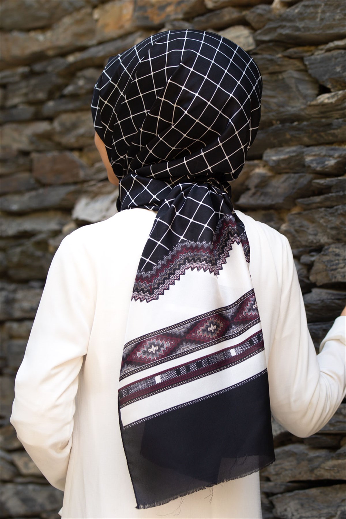 %100 İpek Etnik Desenli Siyah - Beyaz Renkli 92x210 Şal