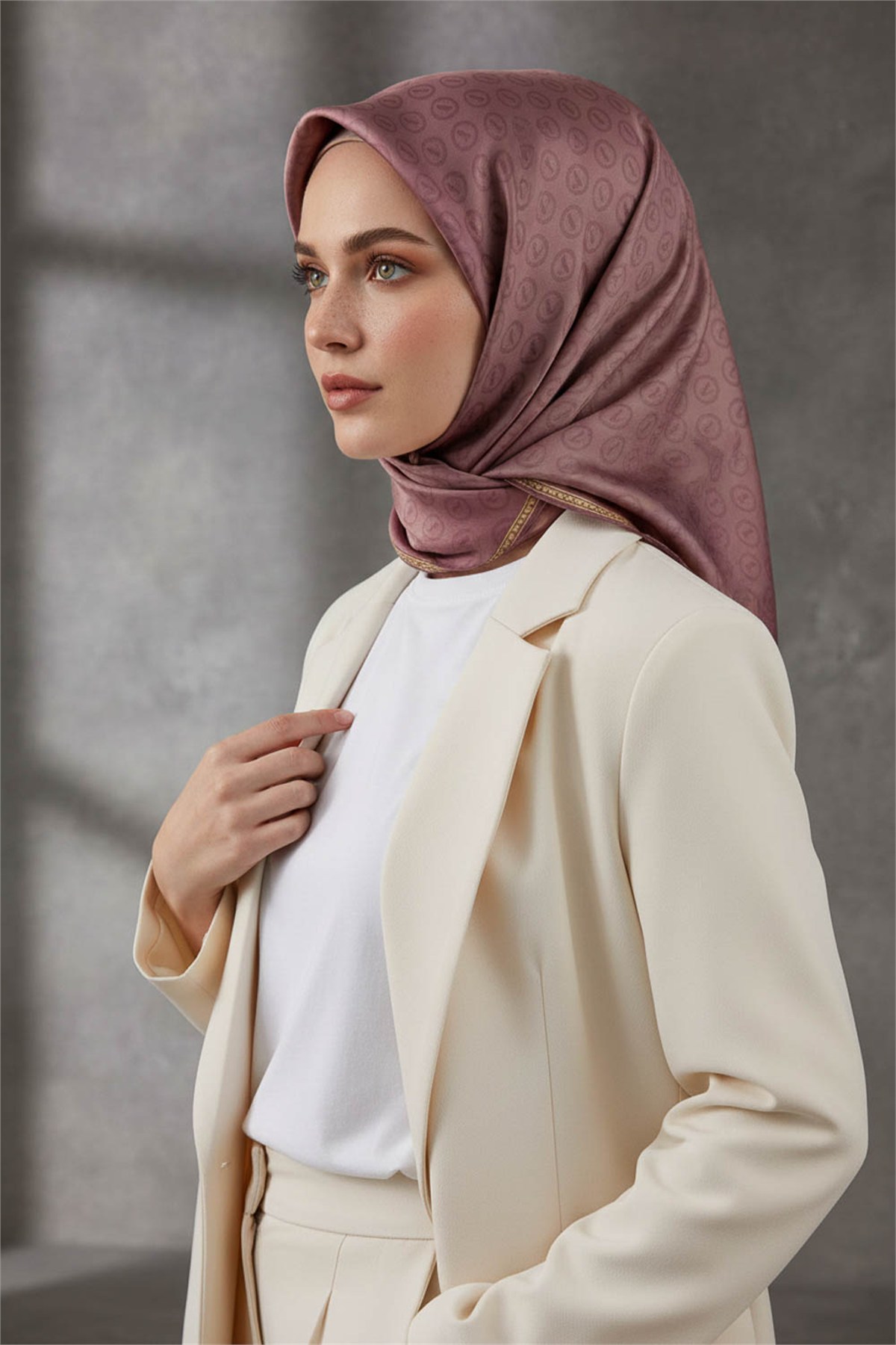 Rayon Degra Desenli Bakır Renkli 90x90 Dikim Şekli : El Dikişi Eşarp (İpek İçermez) Kenar Dikiş Şekli El Dikişli