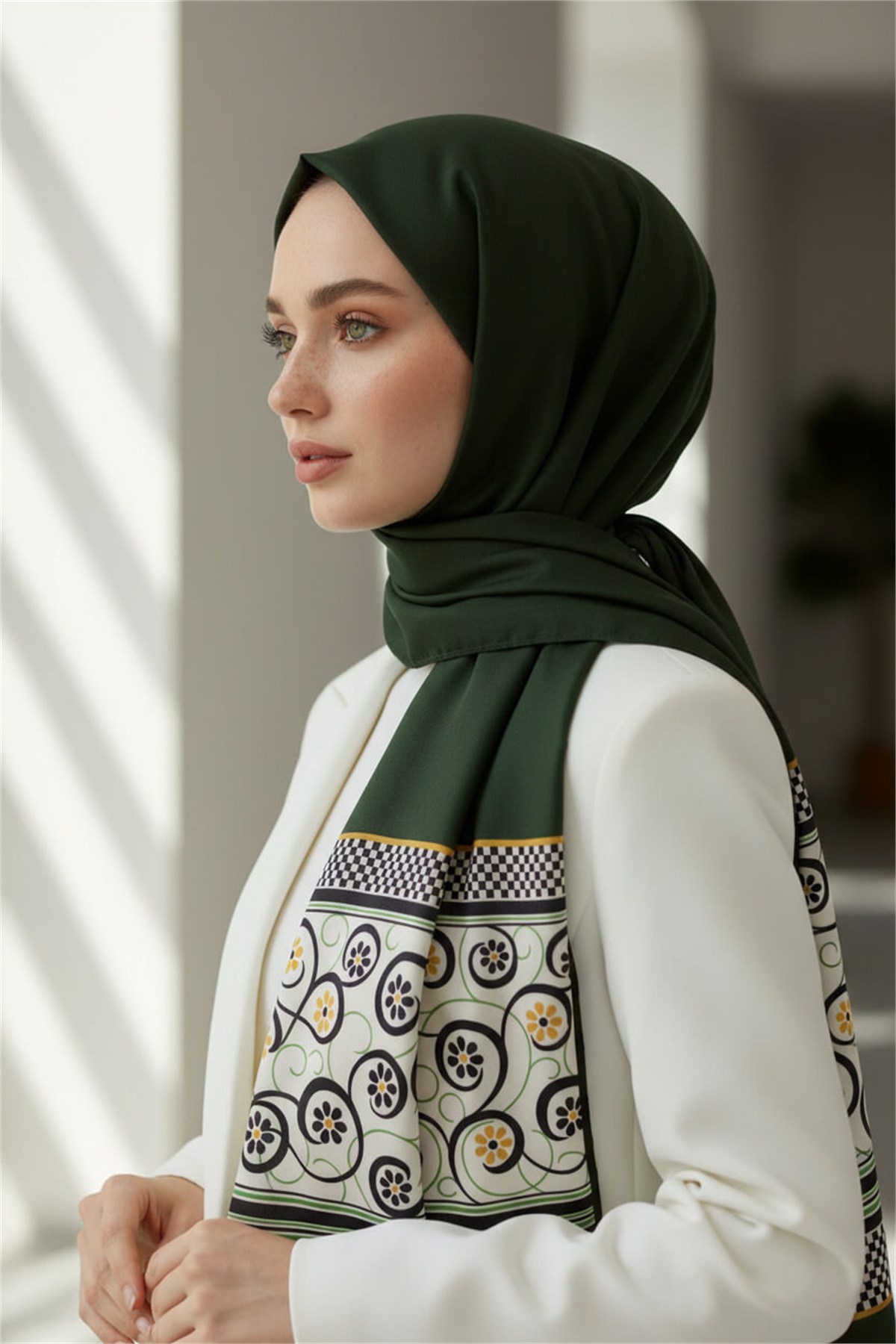KREP KENAR MOTİFİ ÇİÇEK DESENLİ ZÜMRÜT YEŞİLİ RENKLİ 75X195 KIRIŞMAZ ŞAL