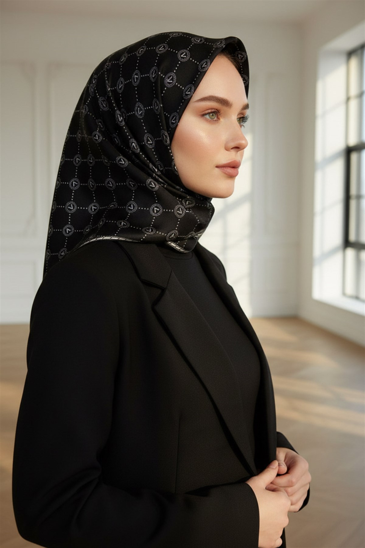 %100 Twill İpek Monogram Desenli Siyah - Krem Renkli 90x90 Eşarp Dikim Şekli : El Dikişi