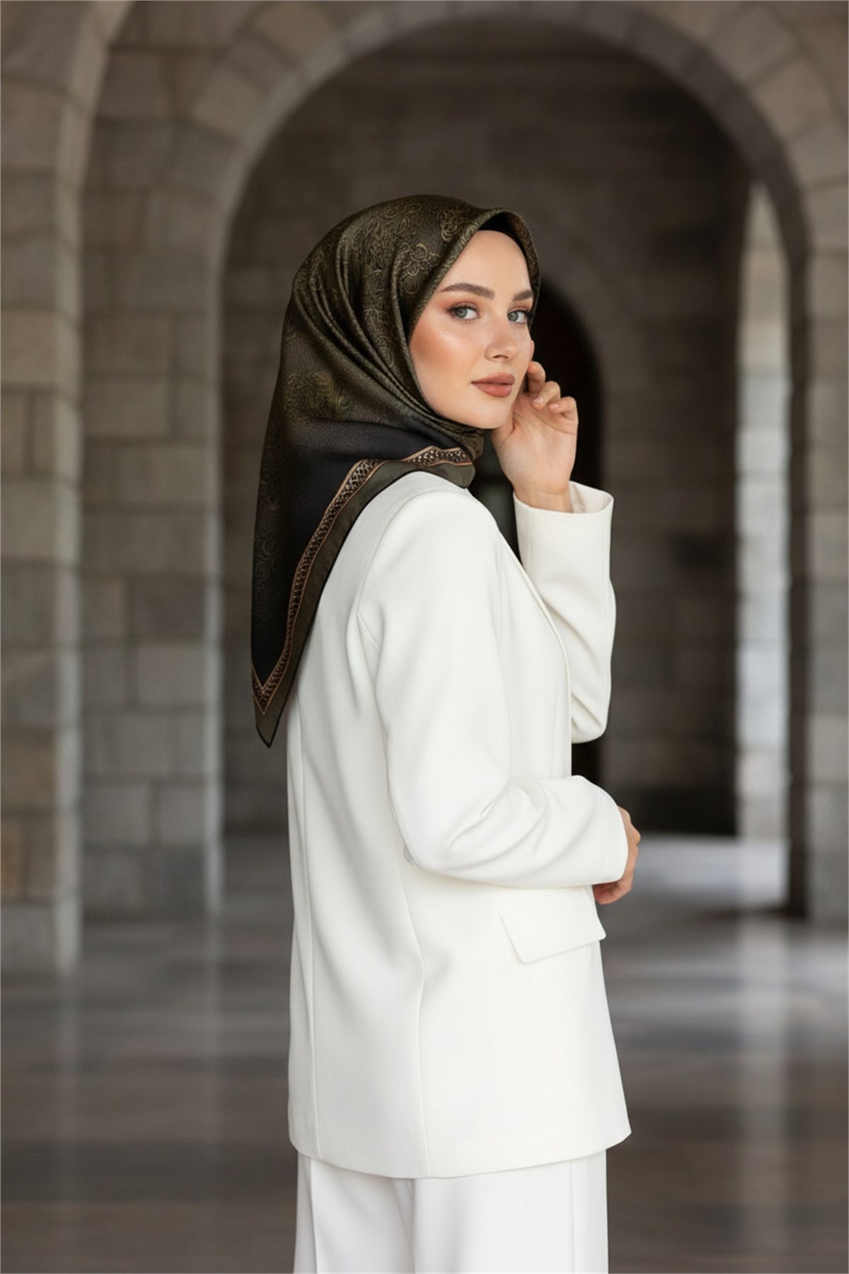 % 57 İPEK % 43 VİSKON Twill Barok Desenli Haki Yeşili Renkli 90x90 Eşarp Dikim Şekli: El Dikişi