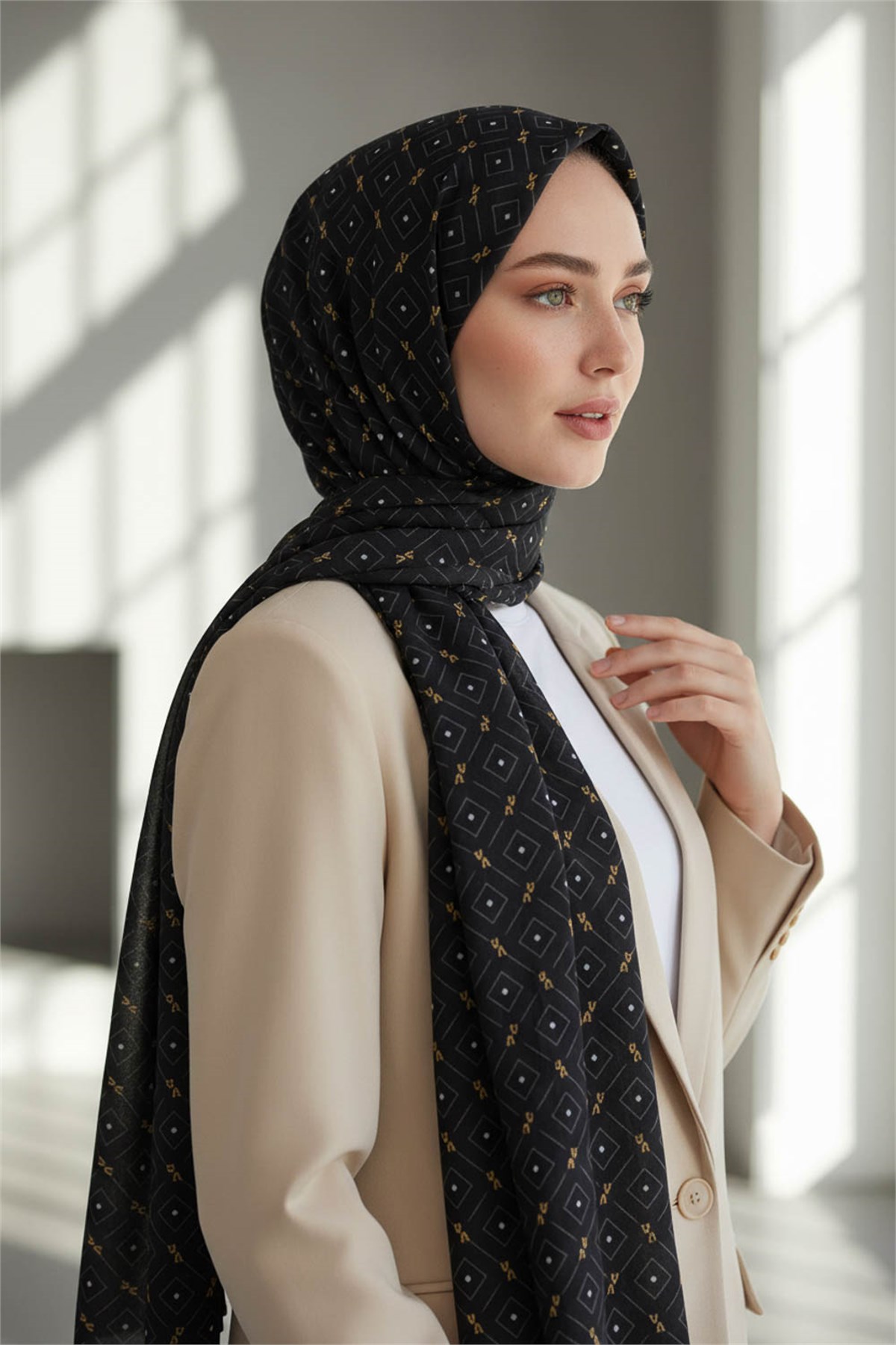 KREP GEOMETRİK DESENLİ SİYAH - GOLD RENKLİ 75X195 KIRIŞMAZ ŞAL