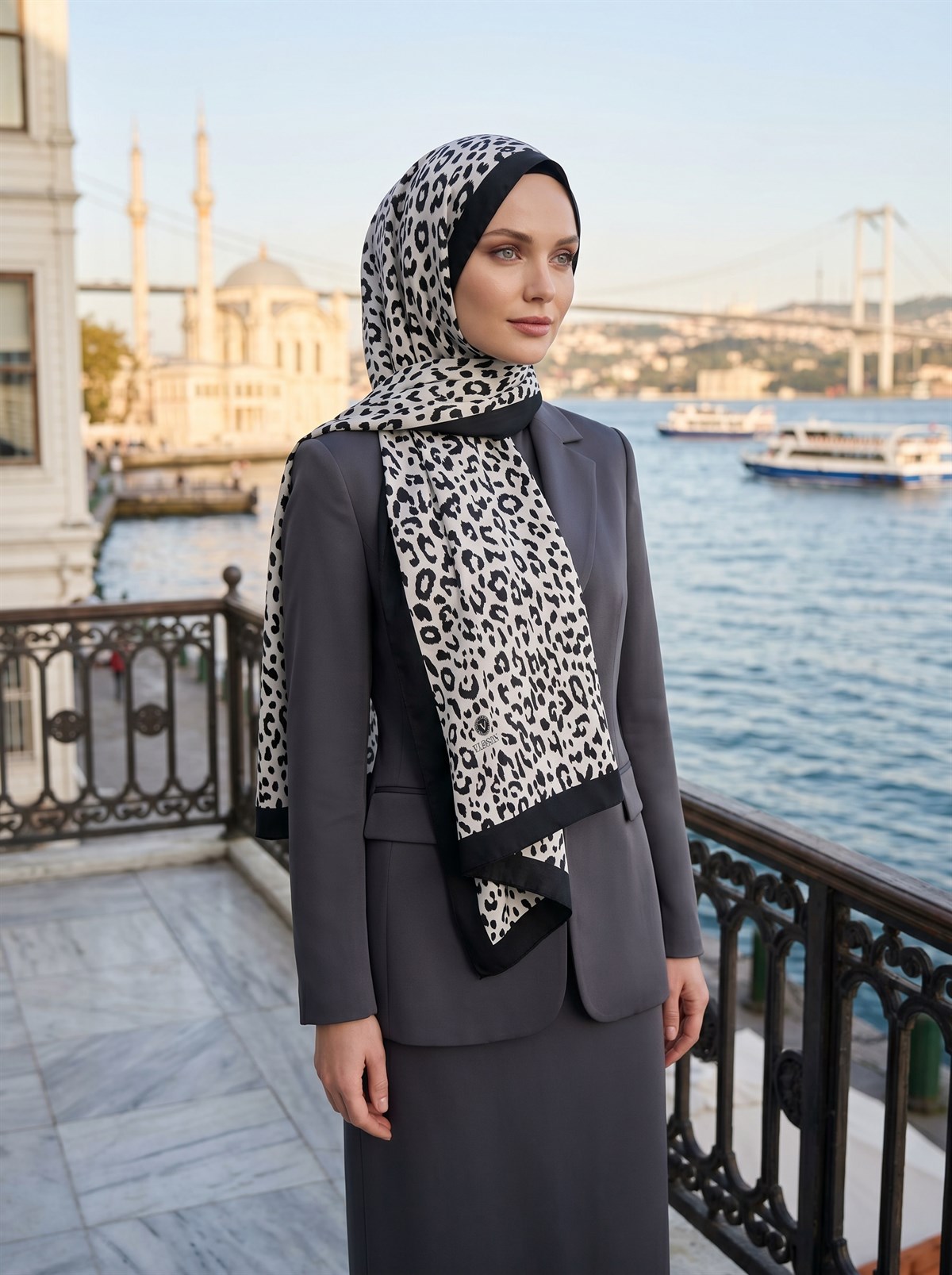 KREP GEOMETRİK DESENLİ SİYAH - BEYAZ RENKLİ 75X195 KIRIŞMAZ ŞAL