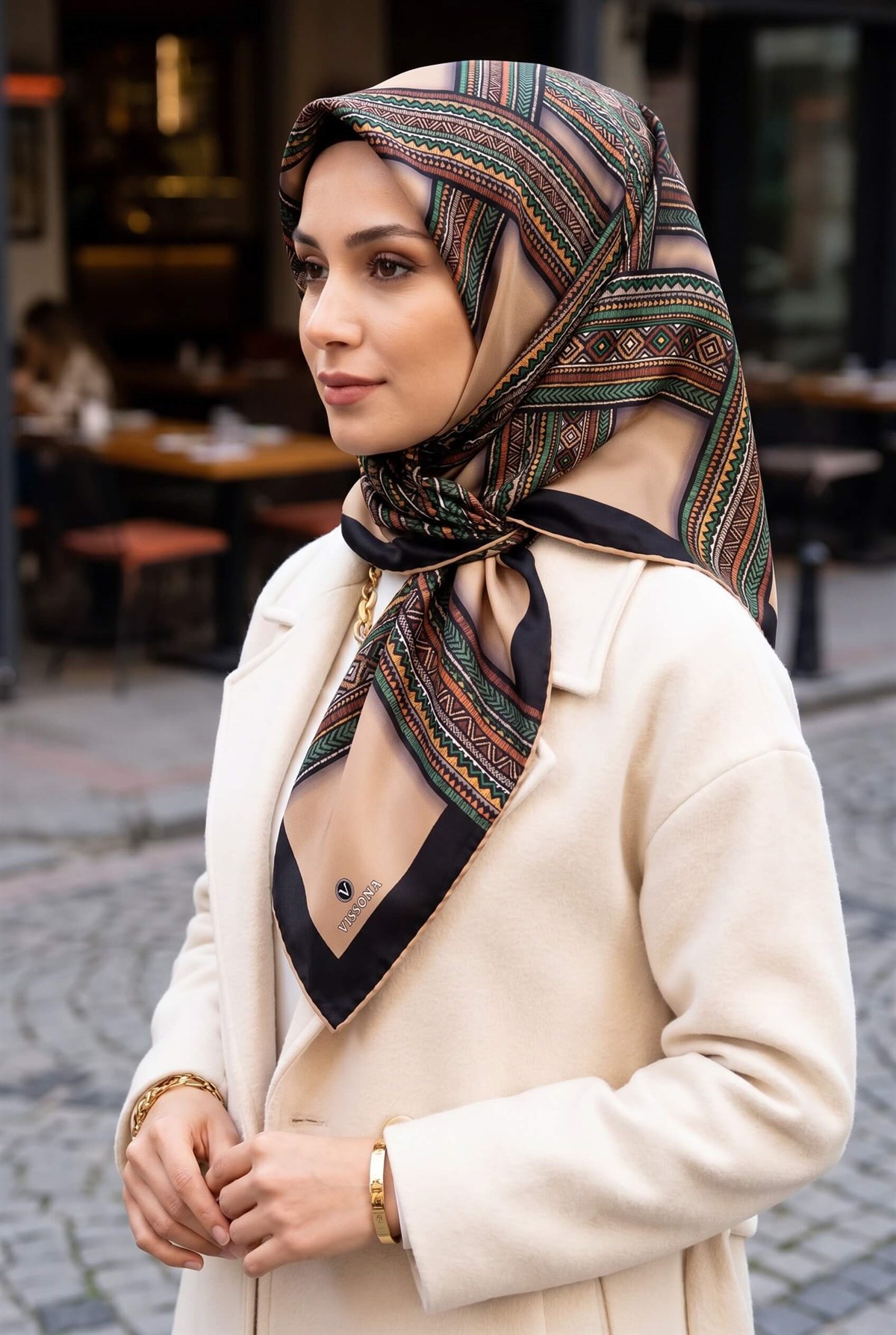 %100 Twill İpek Etnik Desenli Bej - Zümrüt Yeşili Renkli 90x90 Eşarp Dikim Şekli : El Dikişi