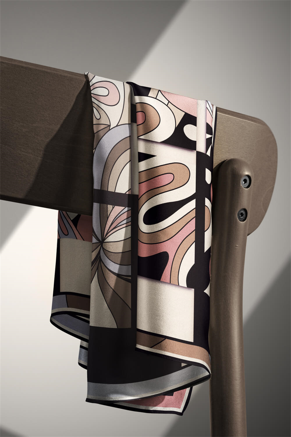 % 57 İPEK % 43 VİSKON Twill İpek Geometrik Desenli Gri - Pudra Renkli 90x90 Dikim Şekli : El Dikişi Eşarp