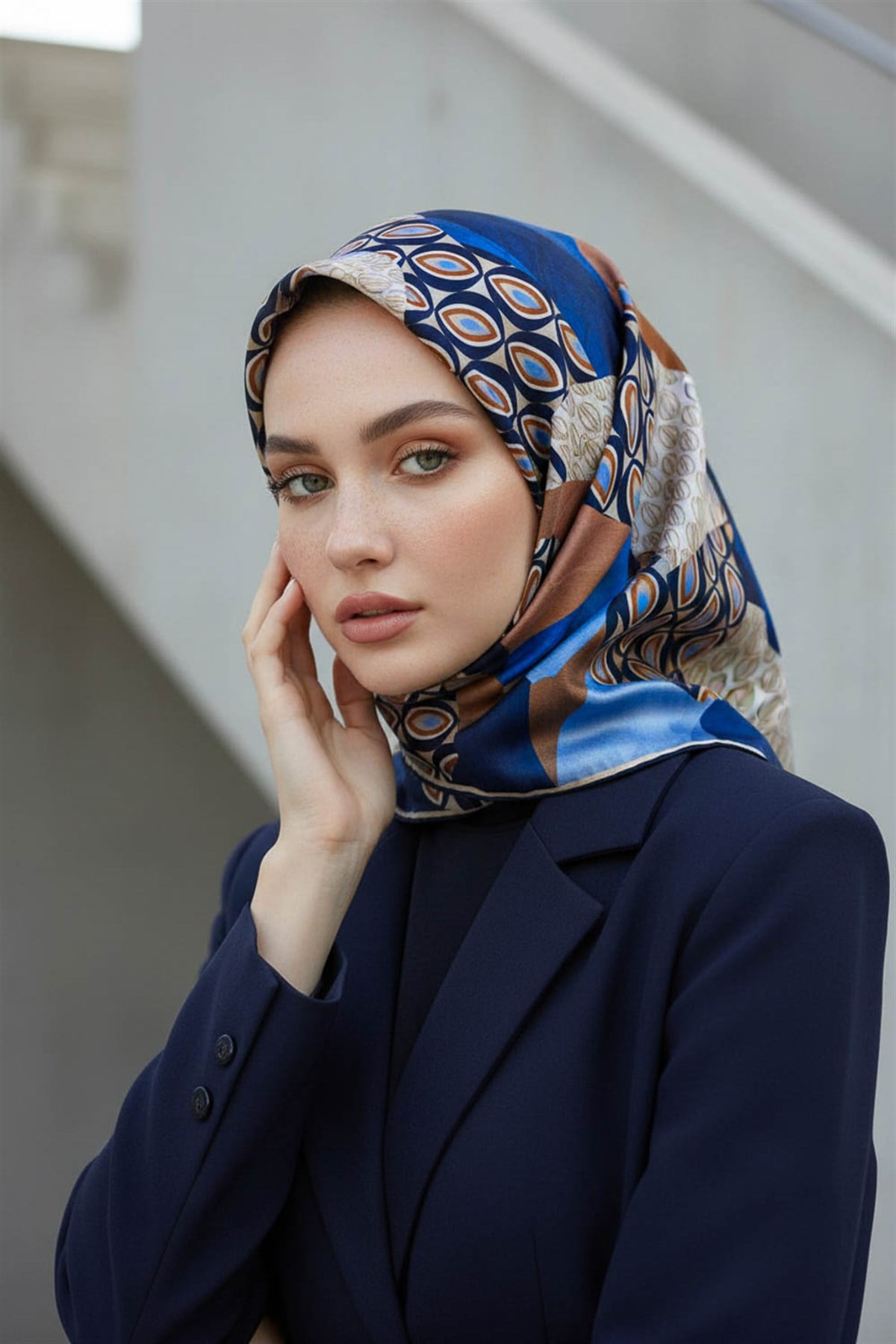 %100 Twill İpek Geometrik Desenli Lacivert- Taba Renkli 90x90 Eşarp Eşarp Kenar Dikiş Şekli El Dikişli