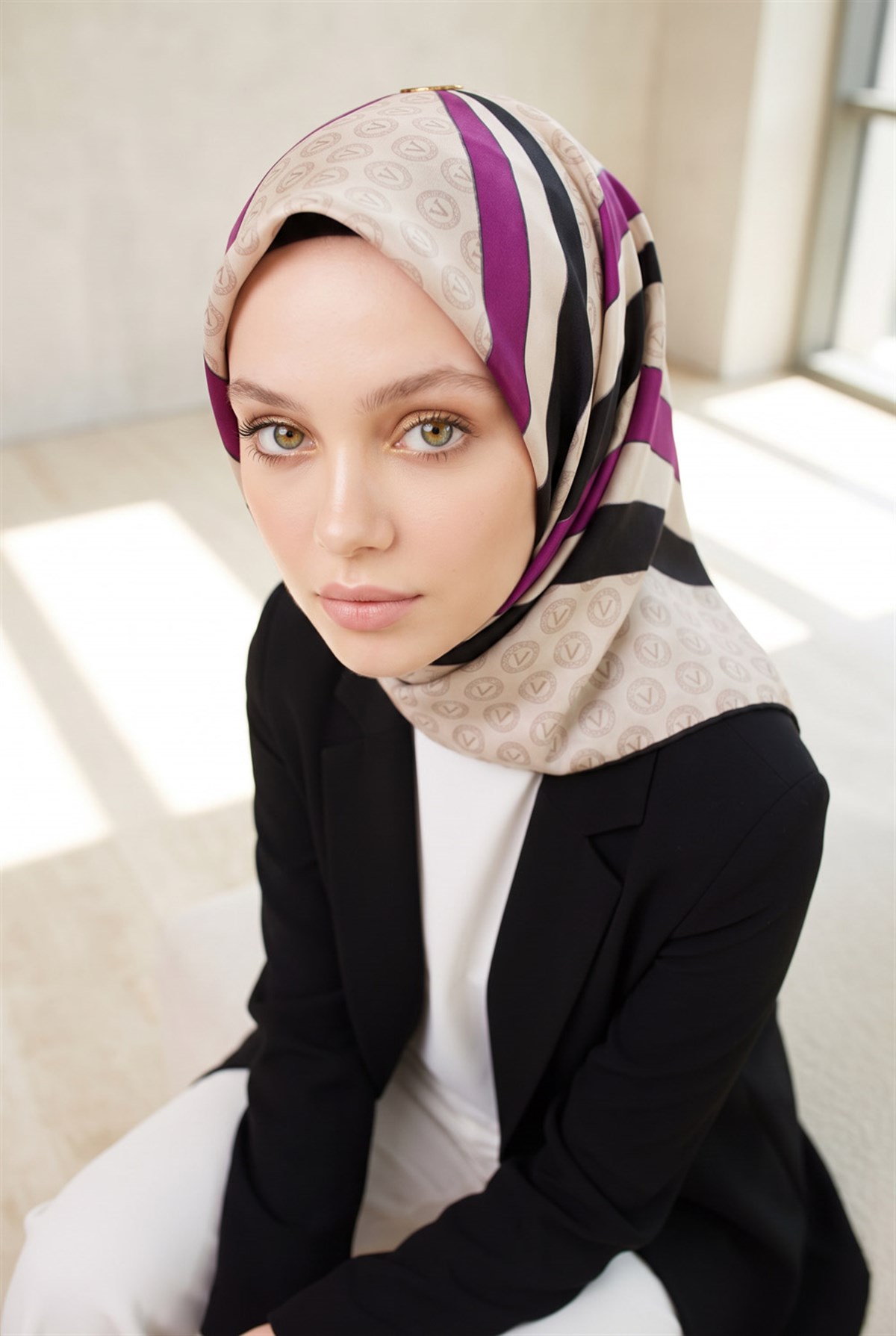 %100 Twill İpek Monogram Ve Geometrik Desenli Krem - Mürdüm Renkli 90x90 Eşarp Dikim Şekli : El Dikişi