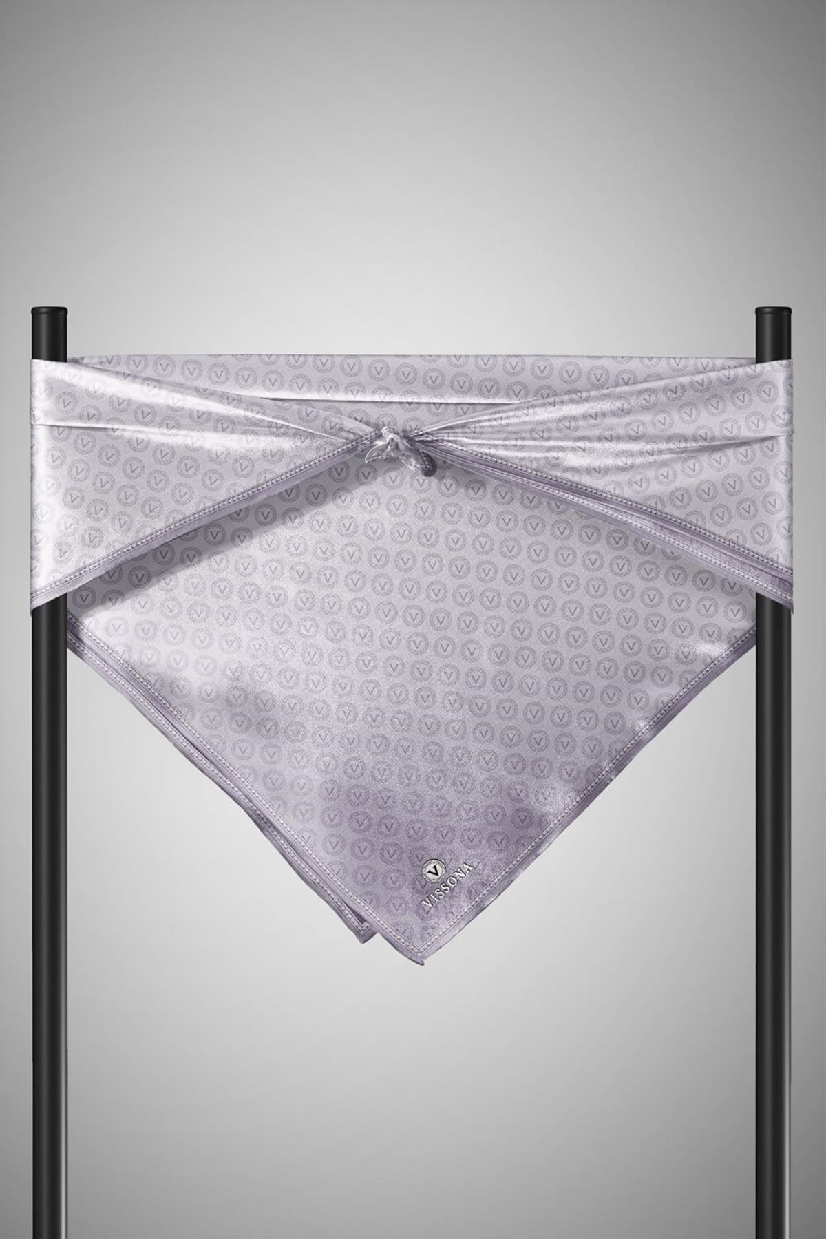 % 57 İPEK % 43 VİSKON Twill İpek Monogram Desenli Gümüş Renkli 90x90 Eşarp Dikim Şekli : El Dikişi