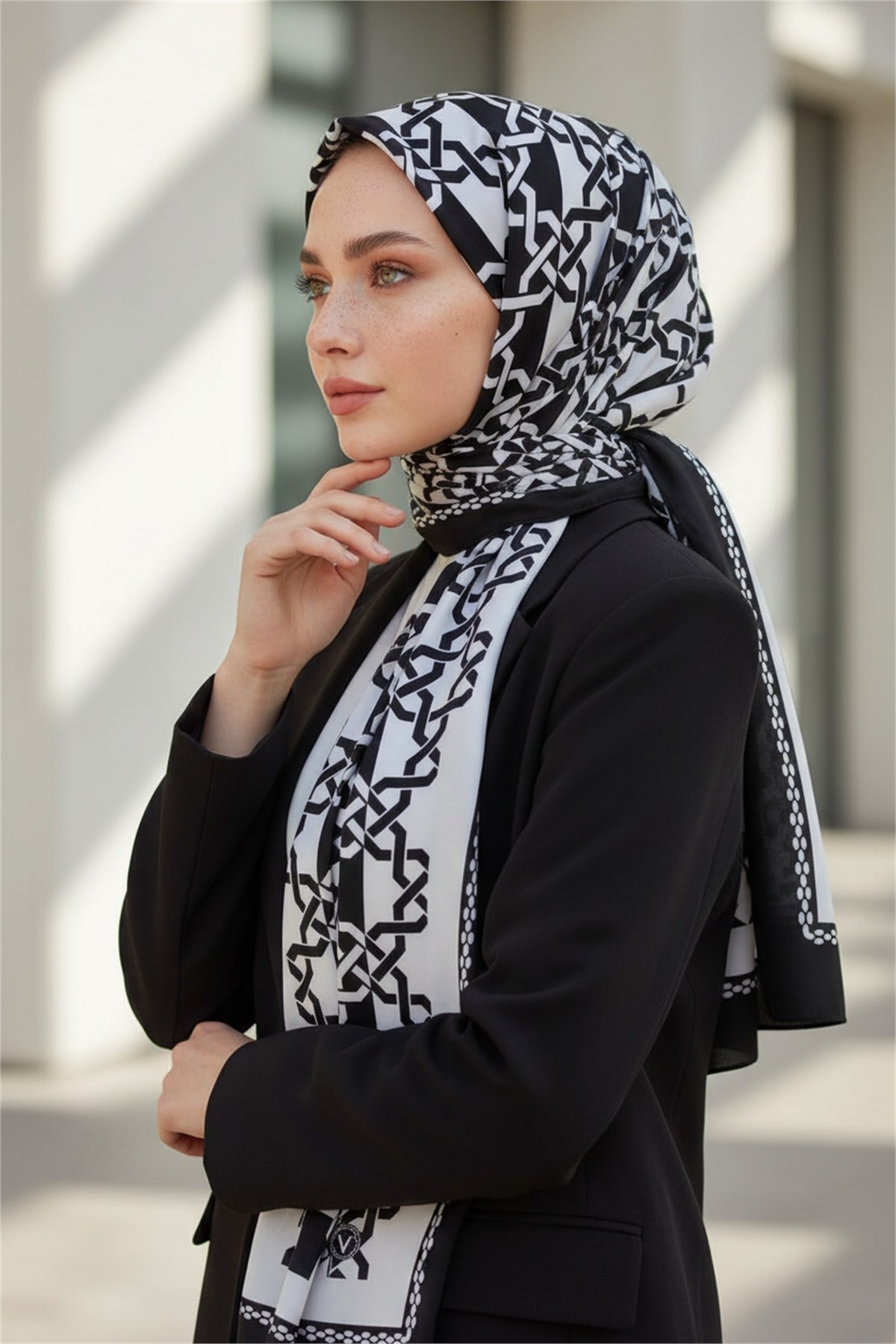 KREP GEOMETRİK DESENLİ SİYAH - BEYAZ RENKLİ 75X195 KIRIŞMAZ ŞAL