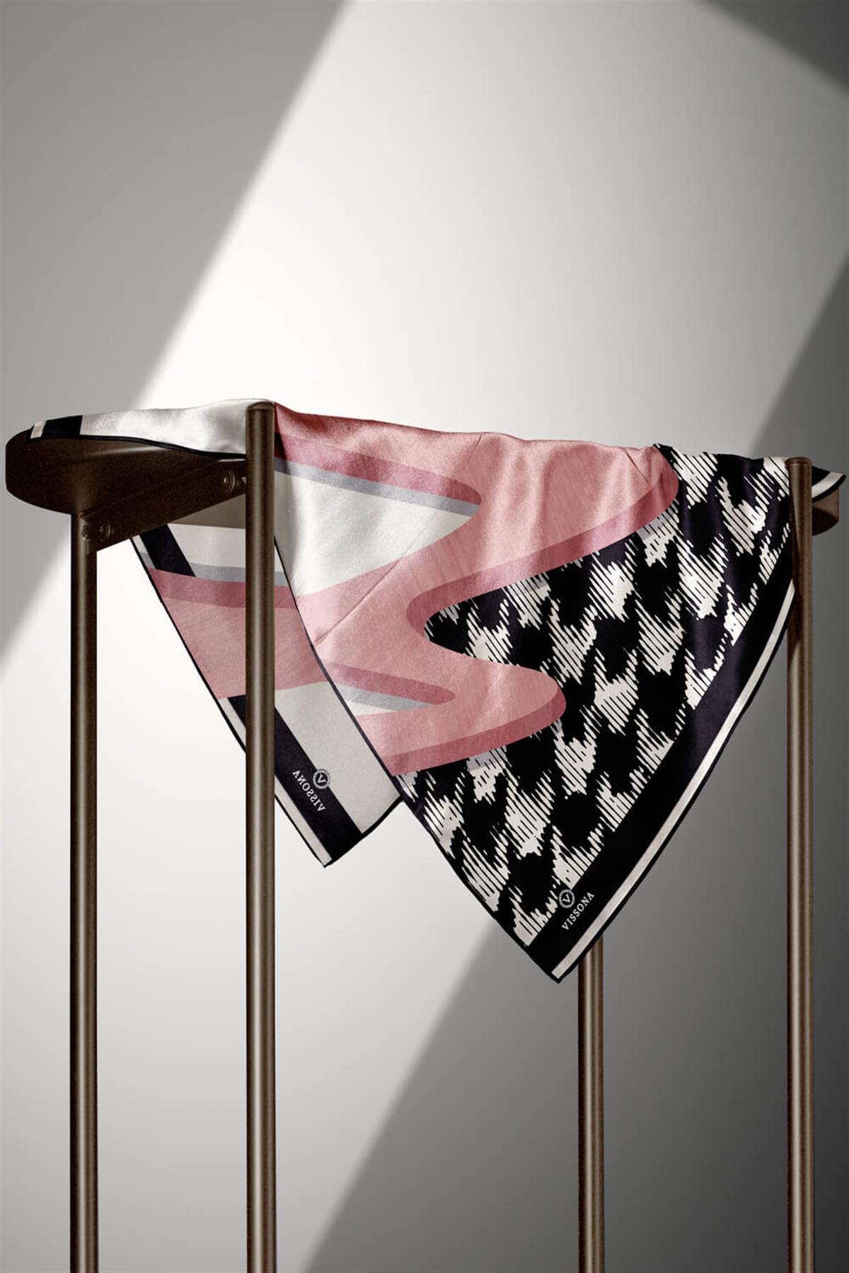 %100 Twill İpek Kazayağı Desenli Pudra - Siyah Renkli 90x90 Eşarp Kenar Dikiş Şekli El Dikişli