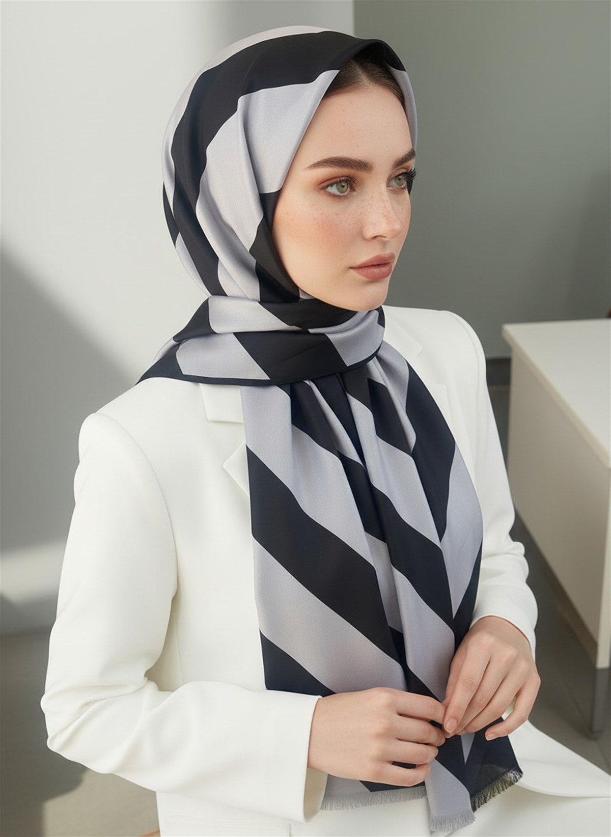 %100 Saf İpek Şal İnce Saten Vual Dokuma Çizgili Desenli Gri - Siyah Renkli 90x210 Şal