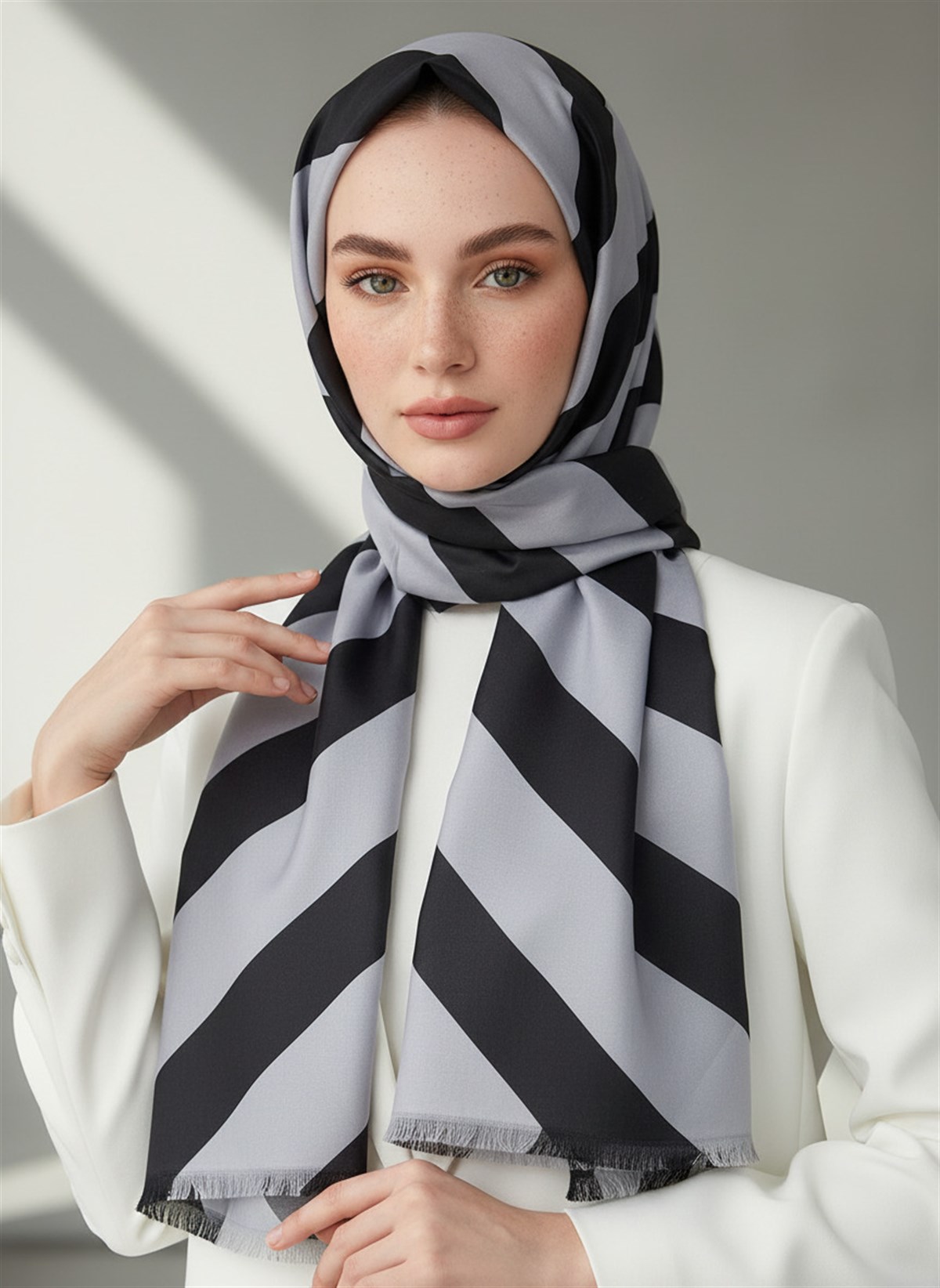 %100 Saf İpek Şal İnce Saten Vual Dokuma Çizgili Desenli Gri - Siyah Renkli 90x210 Şal