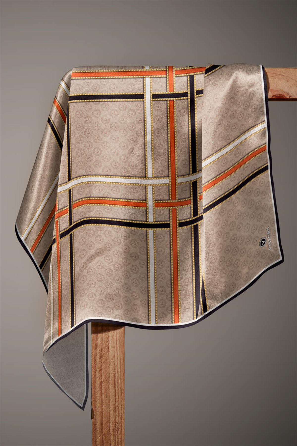 %100 Twill İpek Gold Şeritli Monogram Desenli Bej - Taba Renkli 90x90 Eşarp Dikim Şekli : El Dikişi