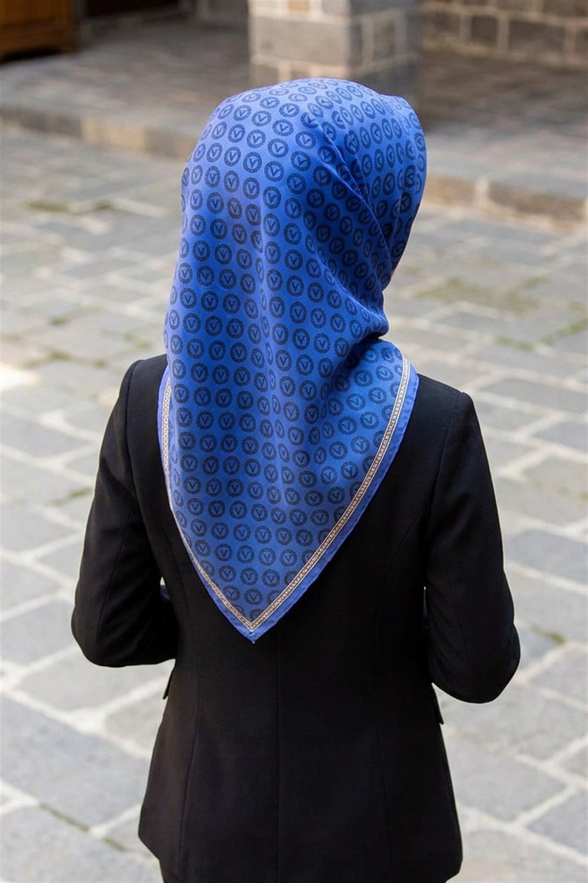 % 57 İPEK % 43 VİSKON Twill İpek Monogram Desenli Saks Renkli 90x90 Eşarp Dikim Şekli : El Dikişi