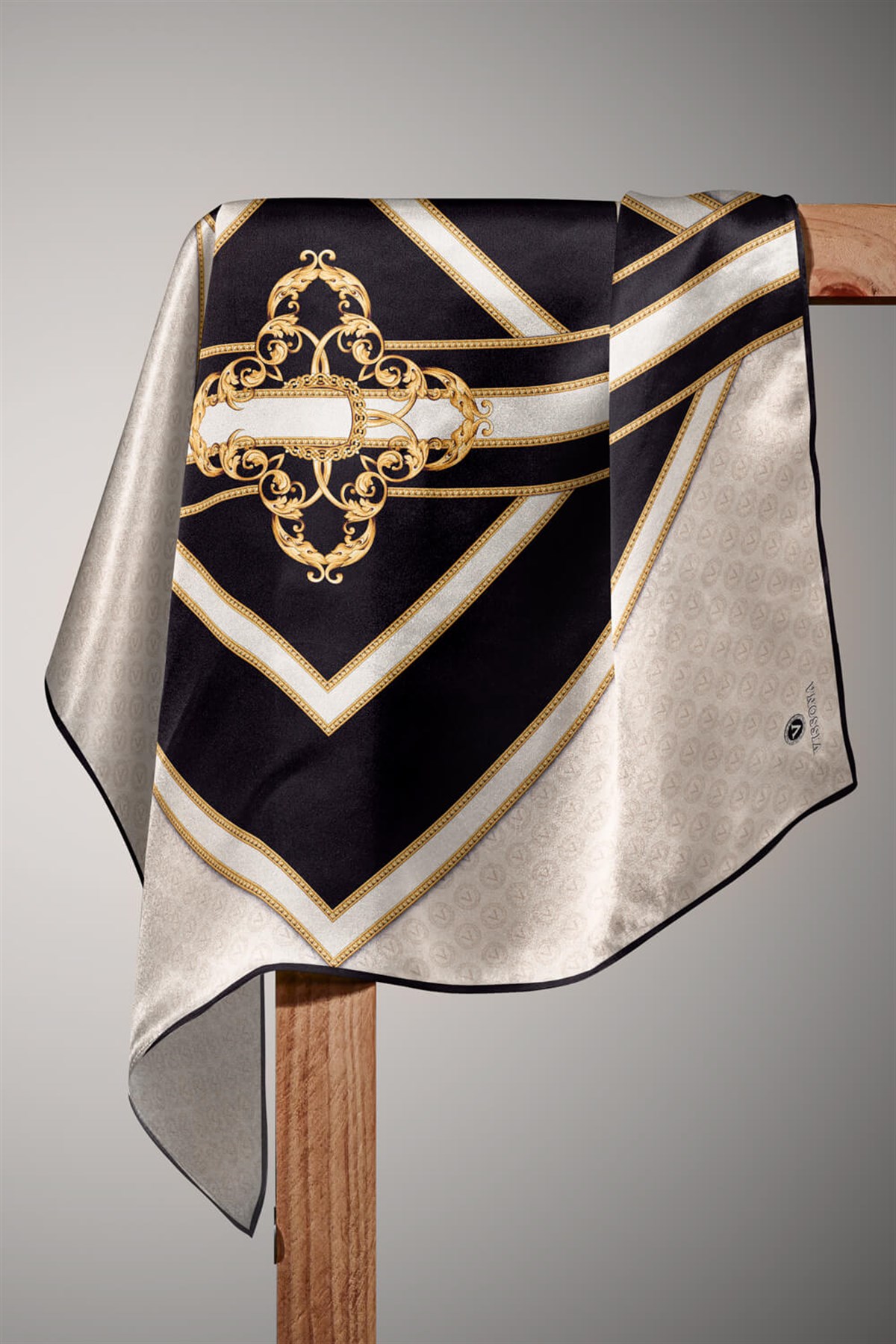 %100 Twill İpek Monogram ve Barok Desenli Krem - Siyah Renkli 90x90 Eşarp Dikim Şekli : El Dikişi