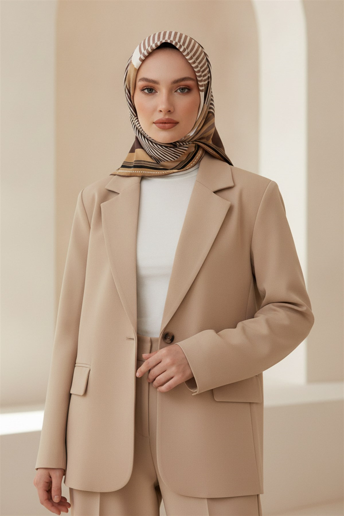 %100 Twill İpek Geometrik Desenli Gold - Kahverengi Renkli 90x90 Eşarp Dikim Şekli : El Dikişi
